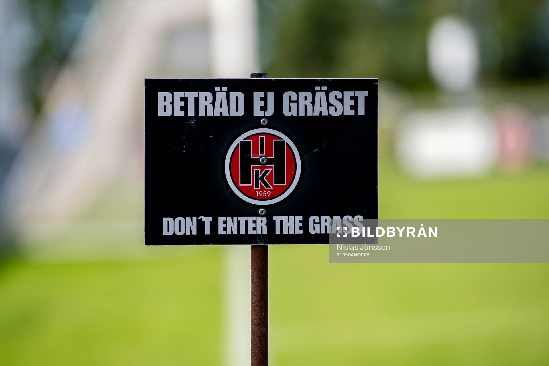 Skylt med texten ”Beträd ej gräset”