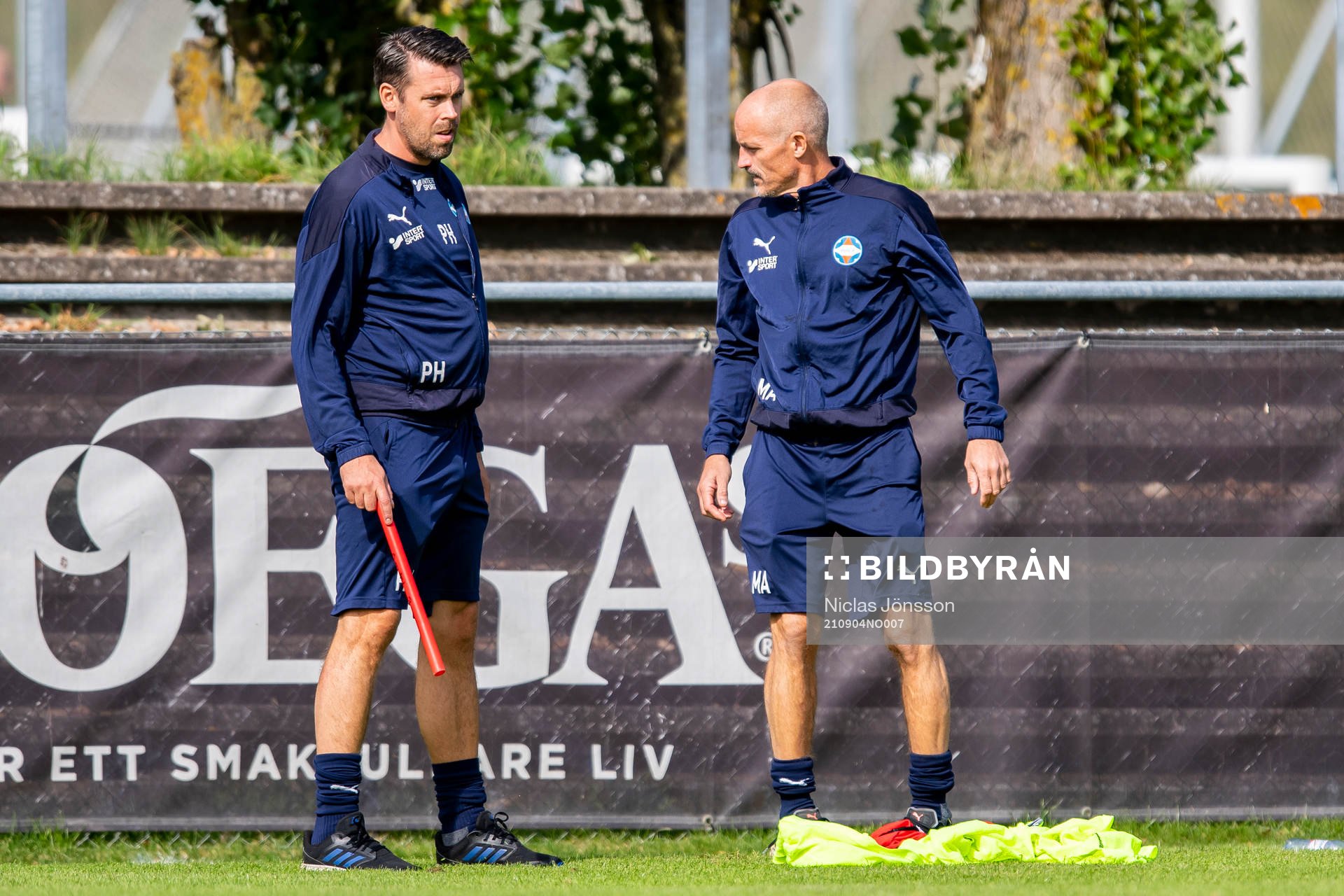 Vejbys assisterande tränare Peter Haarala och tränare Magnus Arvidsson under uppvärmningen inför fotbollsmatchen i Division 3 södra mellan Hittarp och Vejby den 4 september 2021 i Laröd.