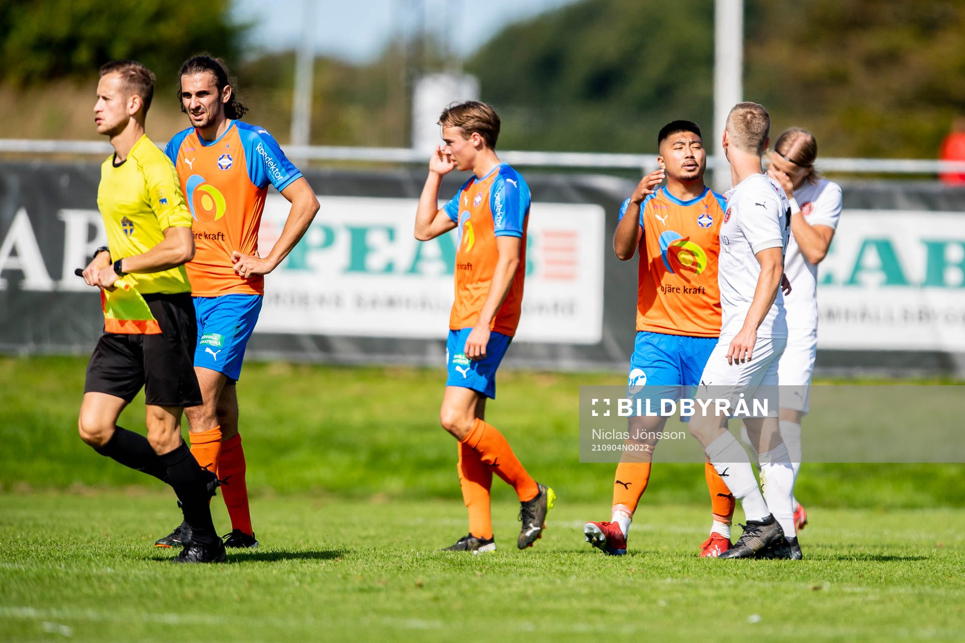 Vejbys Paolo Eduard Angelo och Hittarps Pelle Rosenlind efter fotbollsmatchen i Division 3 södra mellan Hittarp och Vejby den 4 september 2021 i Laröd.