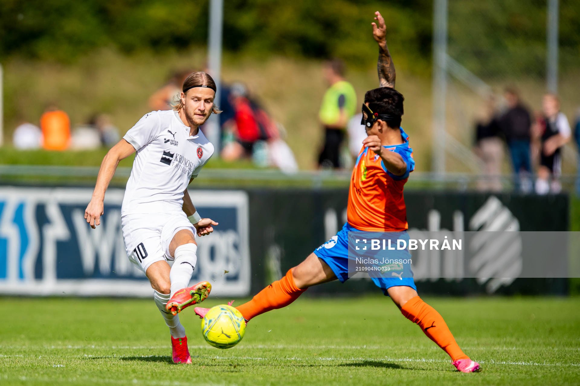 Hittarps Oliver Åkerman  och Vejbys Richard Castro