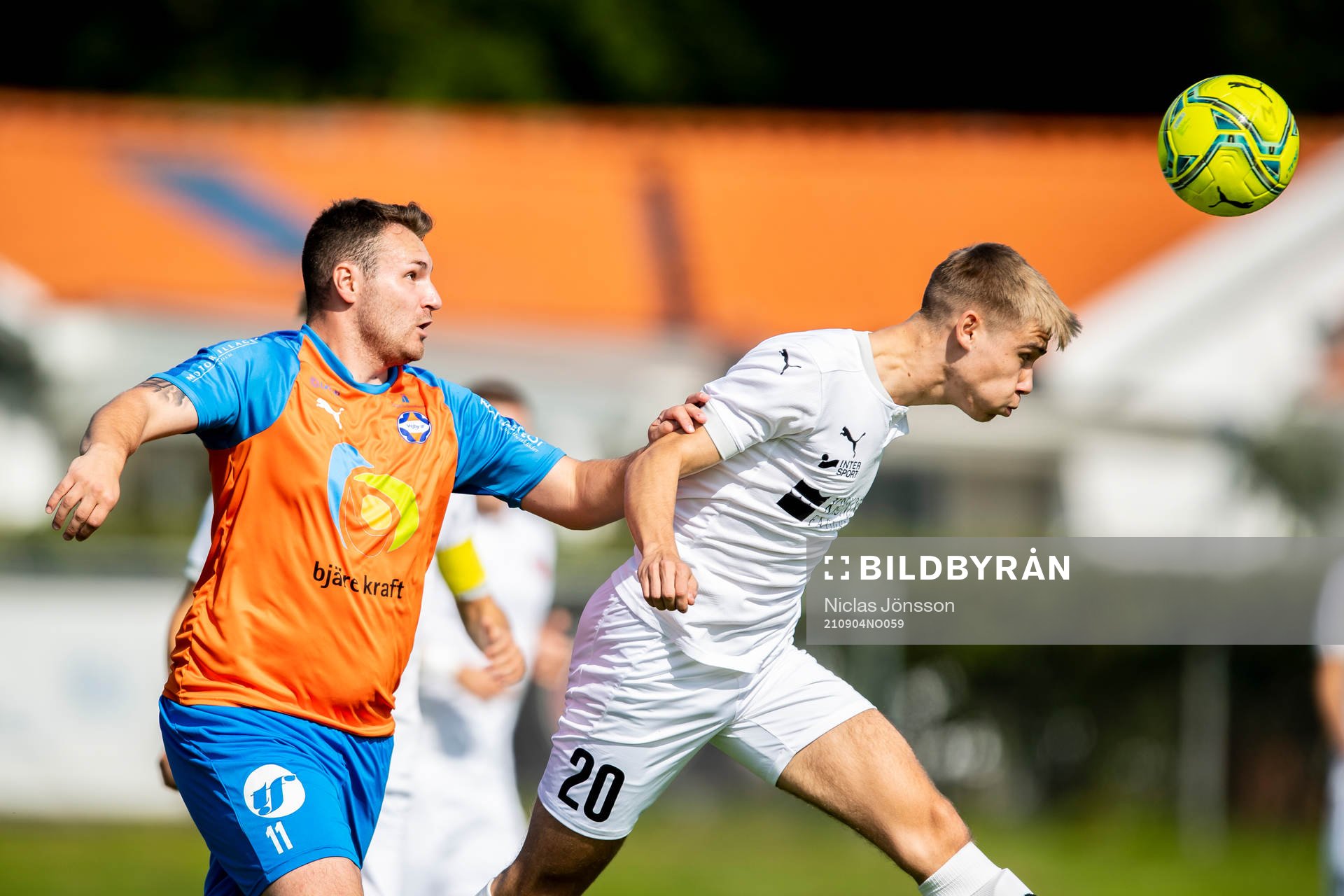 Vejbys Frederik Thomassen och Hittarps Oliver Rosendahl under fotbollsmatchen i Division 3 södra mellan Hittarp och Vejby den 4 september 2021 i Laröd.