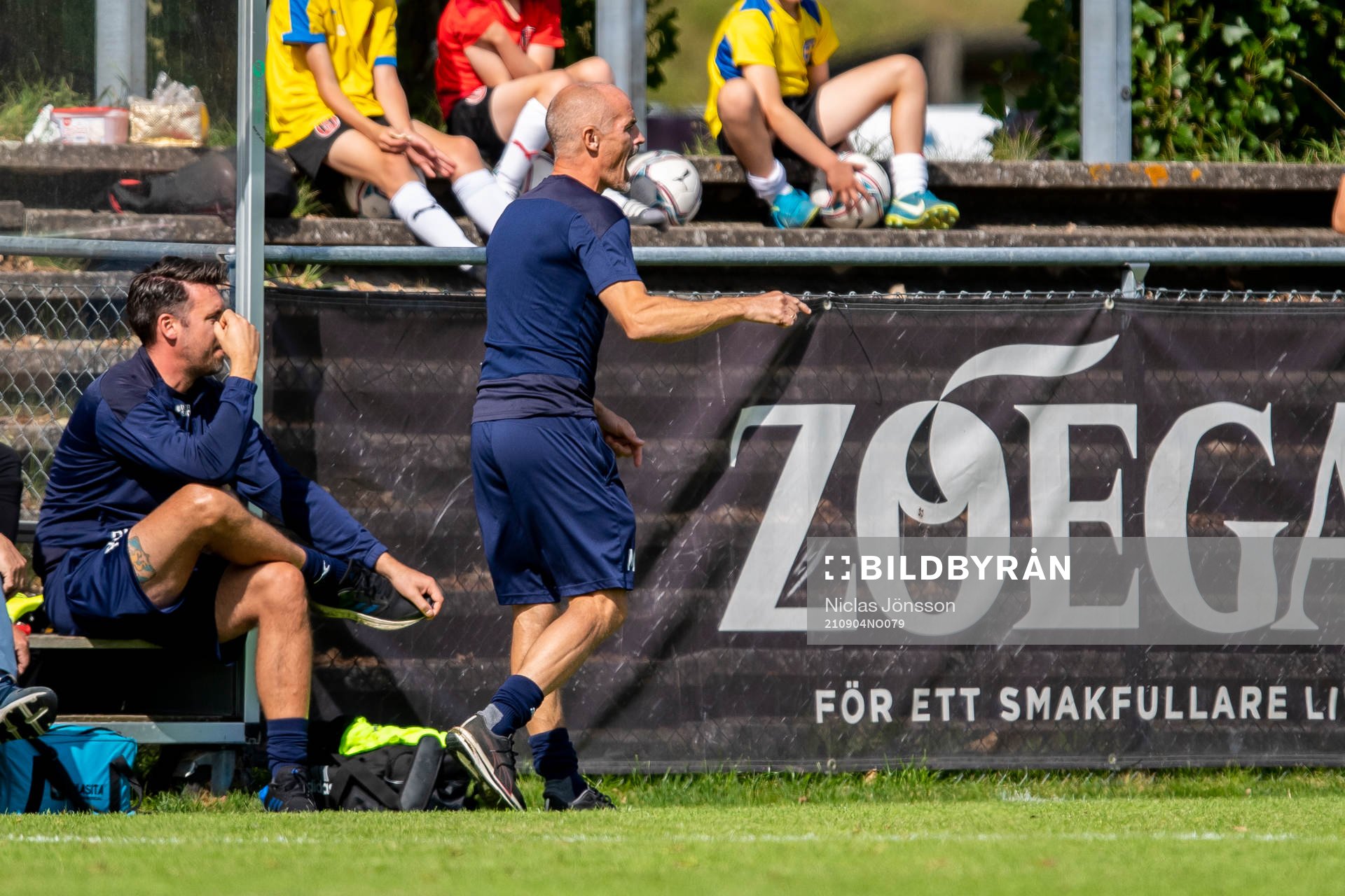 Vejbys tränare Magnus Arvidsson reagerar på ett domslut under fotbollsmatchen i Division 3 södra mellan Hittarp och Vejby den 4 september 2021 i Laröd.