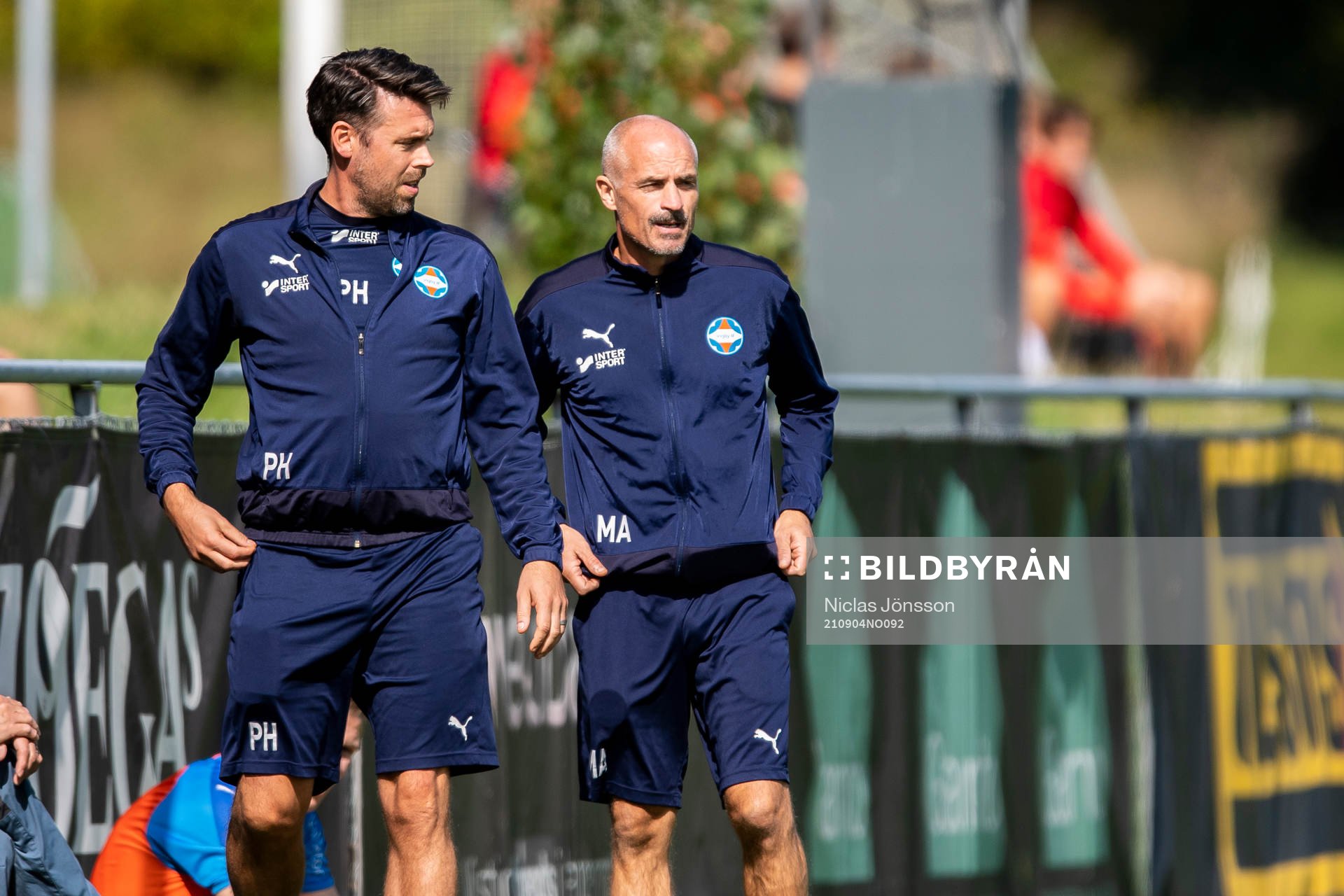 Vejbys assisterande tränare Peter Haarala och tränare Magnus Arvidsson under fotbollsmatchen i Division 3 södra mellan Hittarp och Vejby den 4 september 2021 i Laröd.