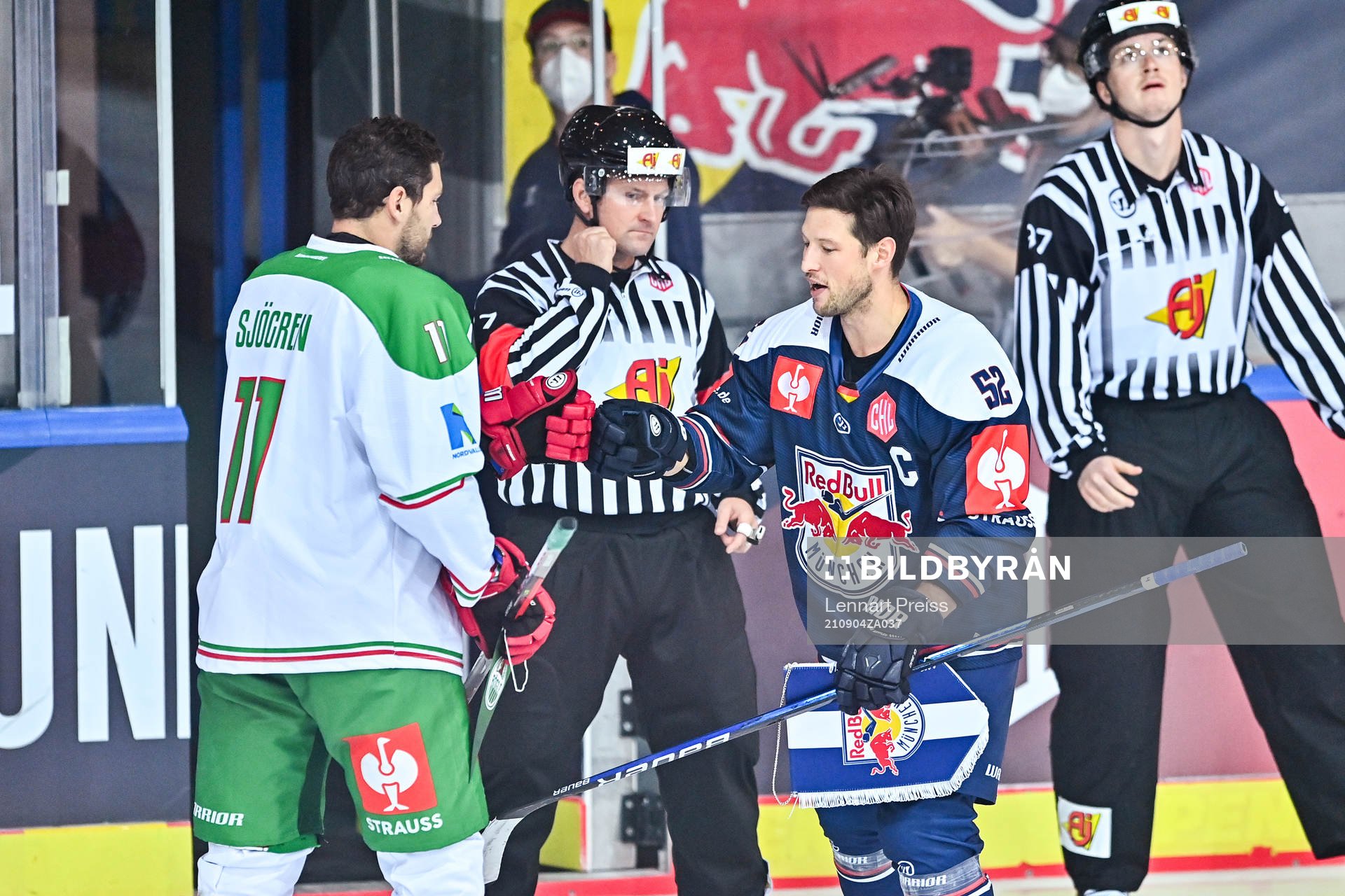 Mattias Sjögren of Rögle and Patrick Hager of Munich