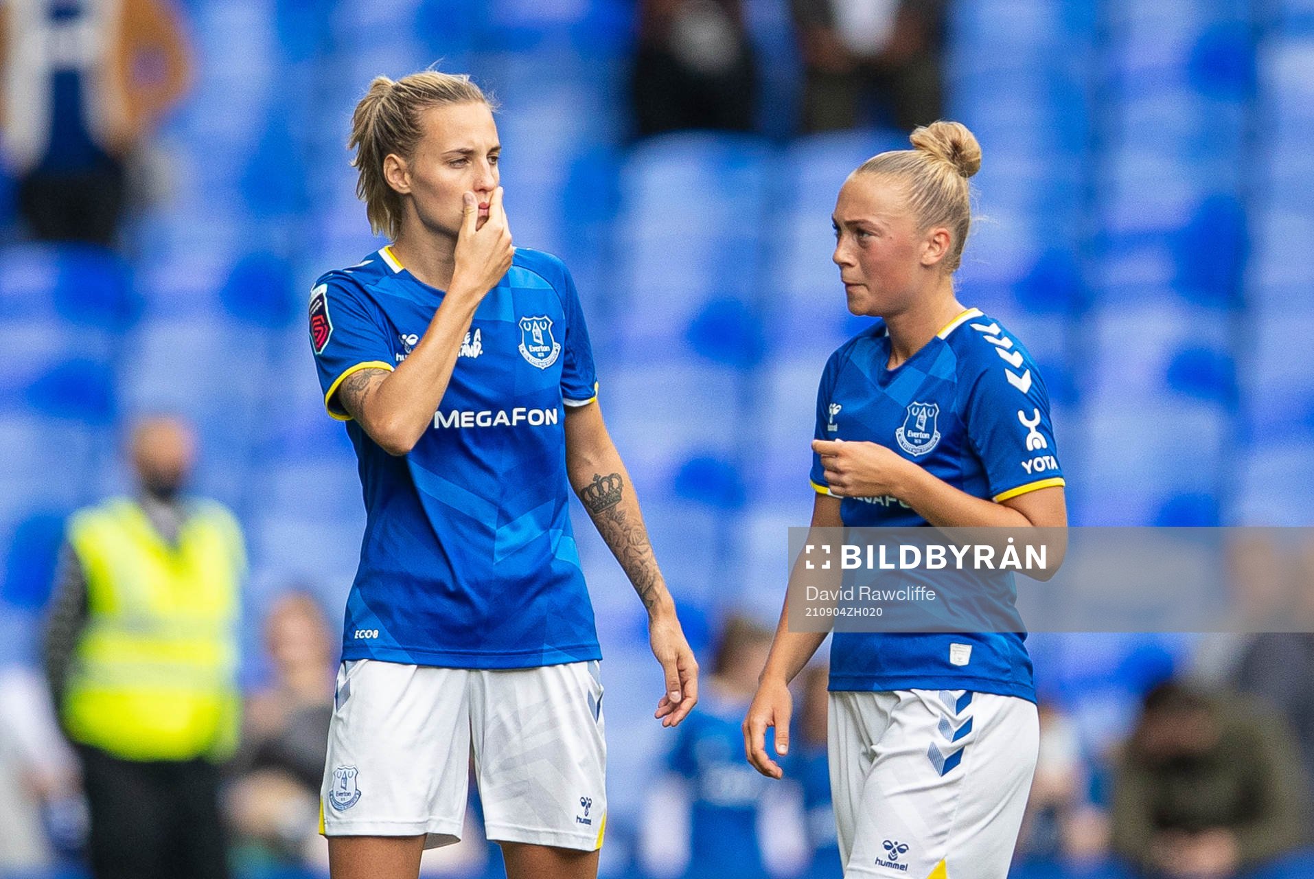 Nathalie Björn and Hanna Bennison of Everton
