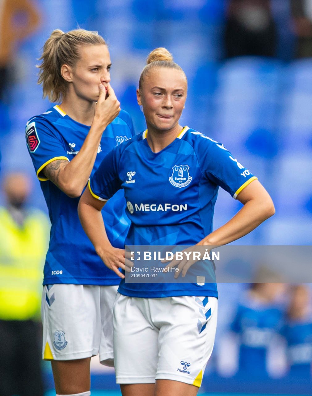 Nathalie Björn and Hanna Bennison of Everton