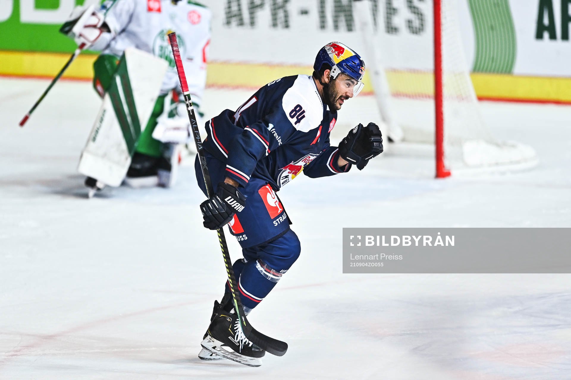 Trevor Parkes of Munich celebrate the 2-0 goal