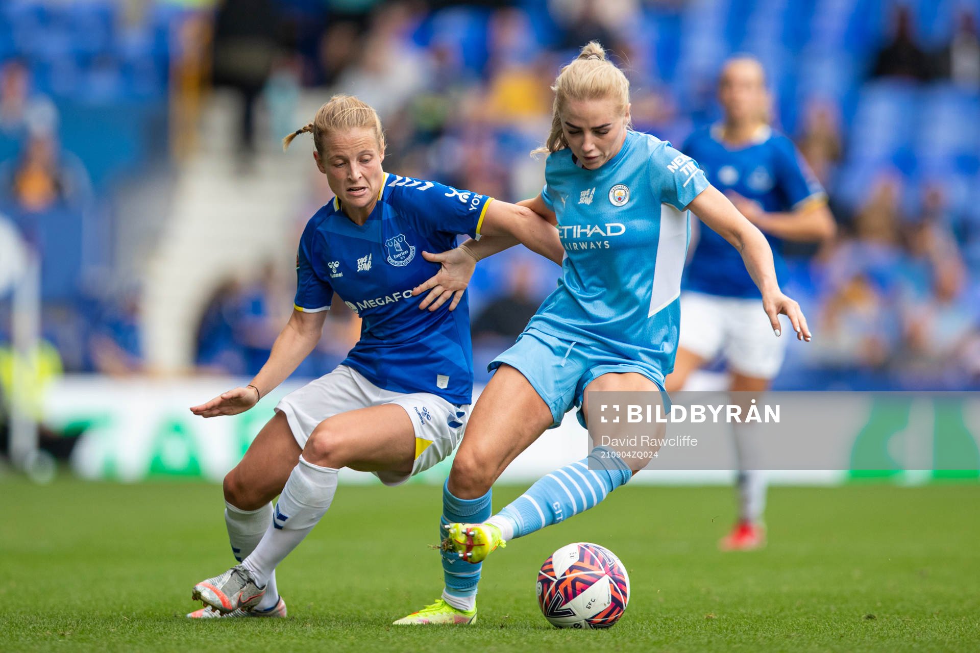 Anna Anvegård of Everton and Alex Greenwood of Manchester