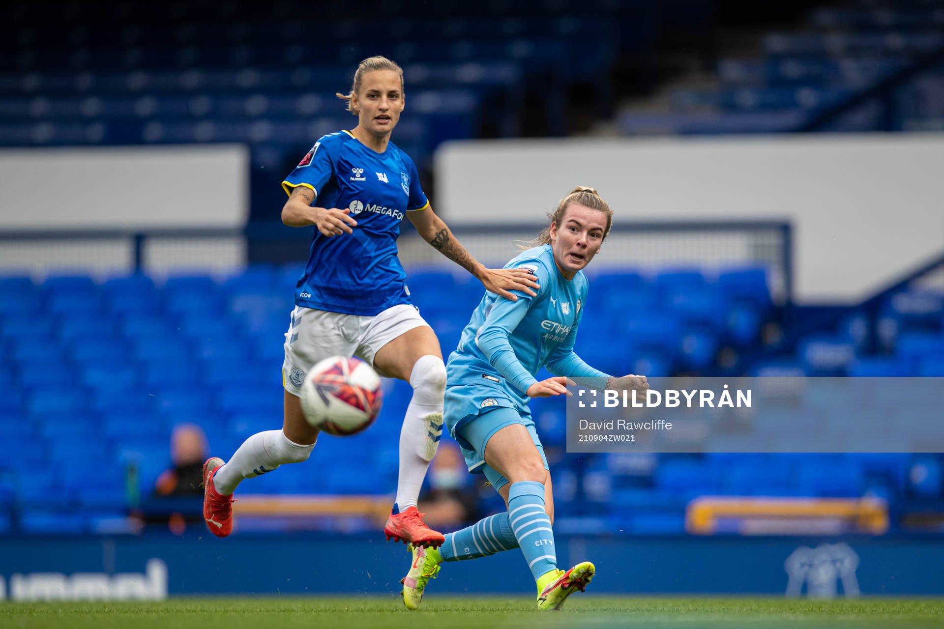 Nathalie Björn of Everton and Lauren Hemp of Manchester