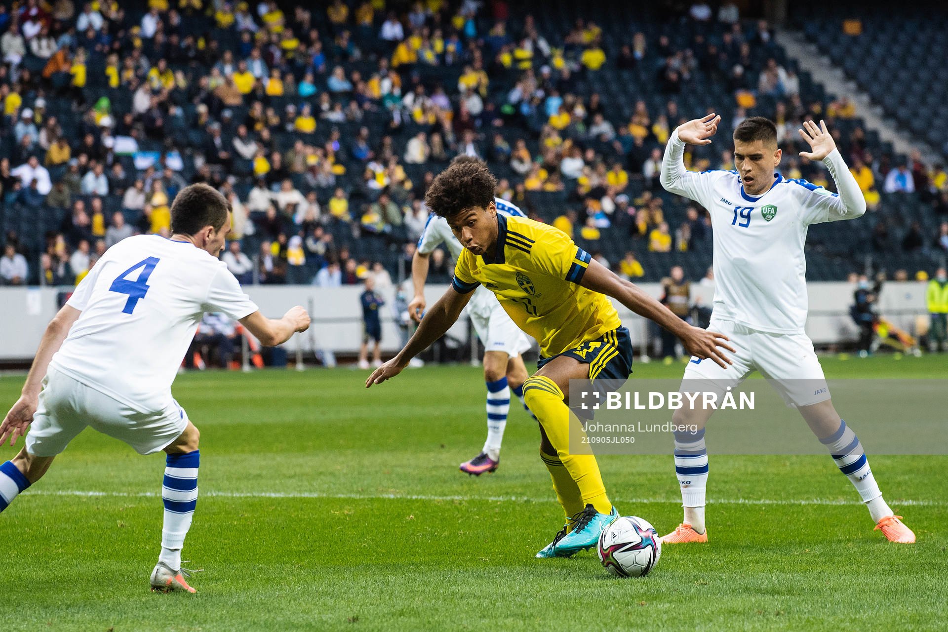 Jens Cajuste of Sweden and Abrorbek Ismoilov of Uzbekistan