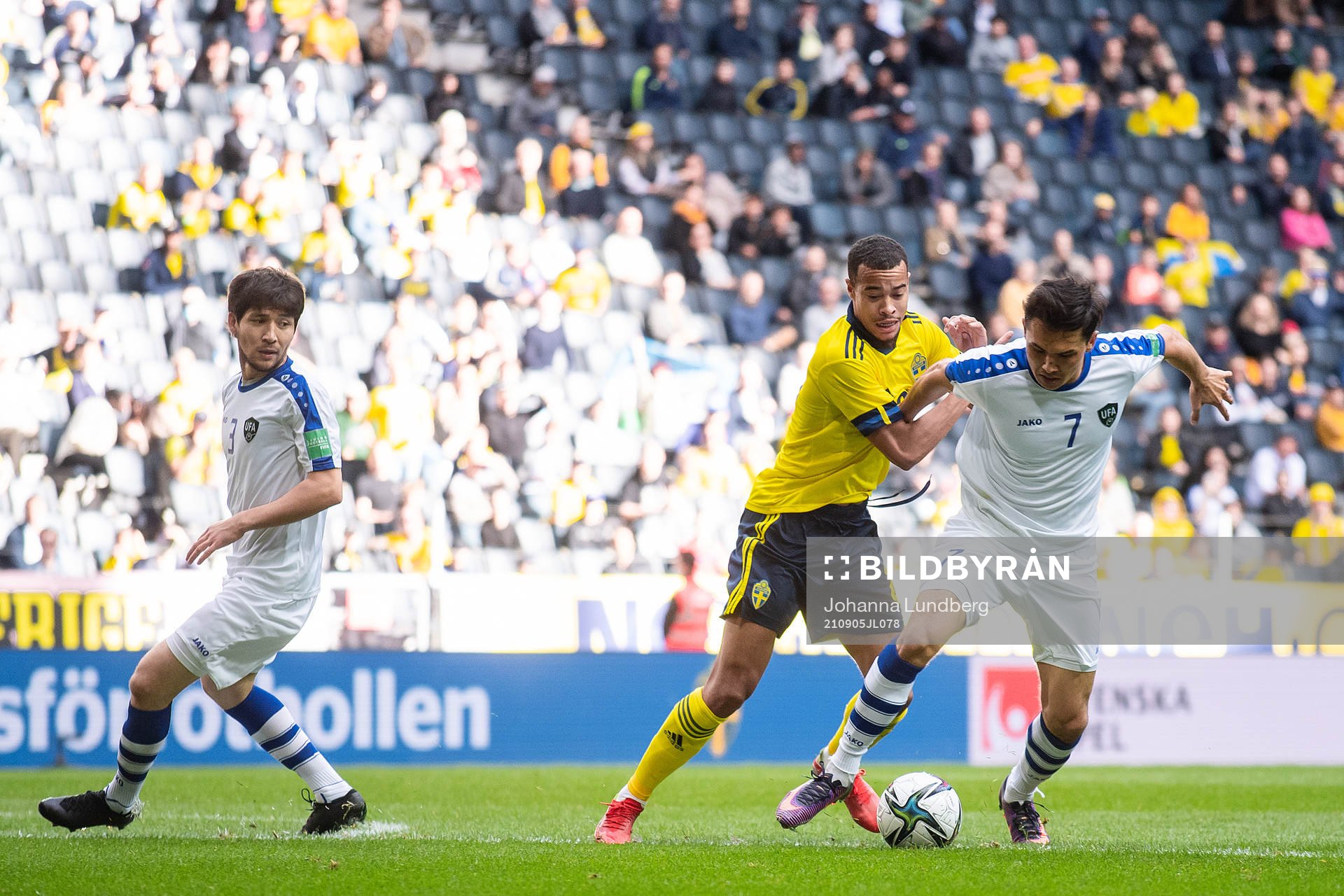 Robin Quaison of Sweden and Otabek Shukurov of Uzbekistan