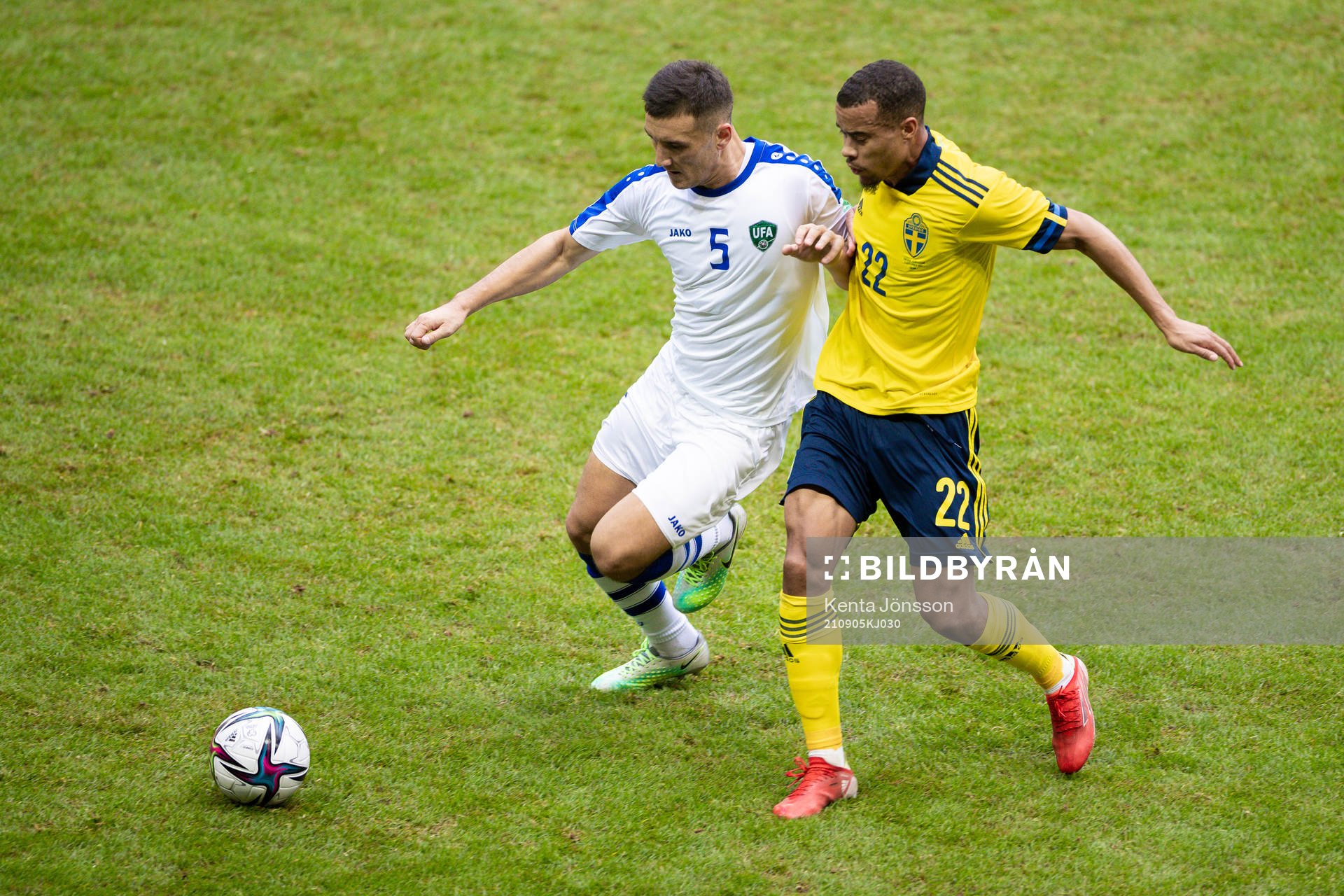 Dostonbek Tursunov of Uzbekistan and Robin Quaison of