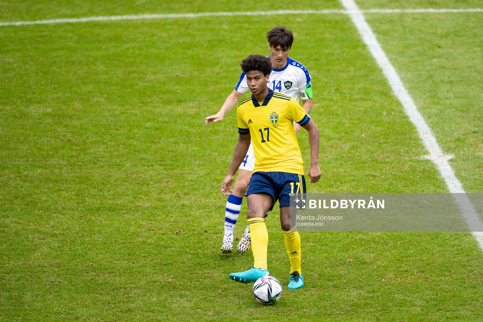 Jens Cajuste of Sweden and Eldor Shomurodov of Uzbekistan