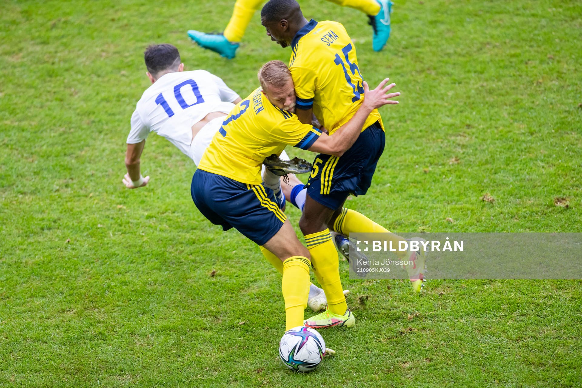Daniel Sundgren collides with Ken Sema of Sweden