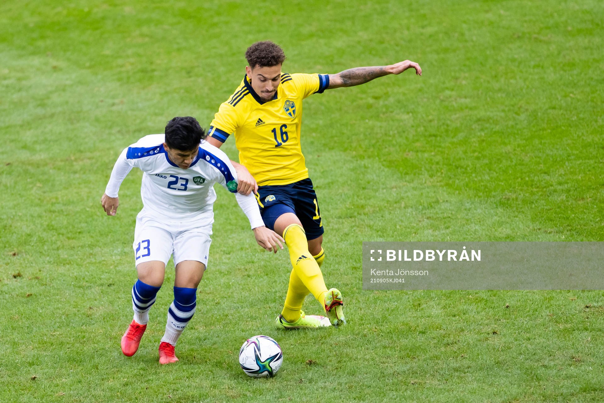 Ibrokhimkhalil Yuldoshev of Uzbekistan and Jordan Larsson