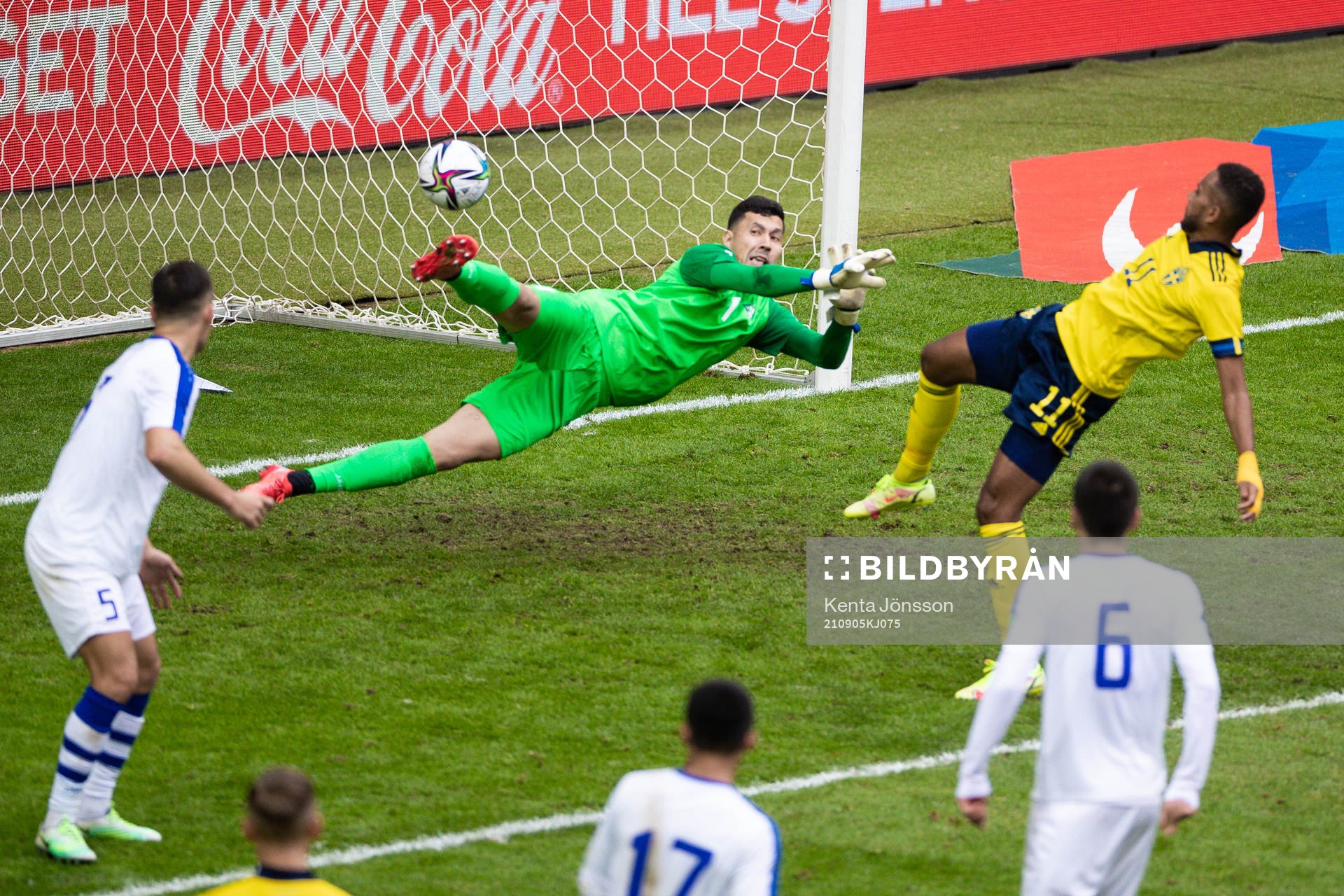 Isaac Kiese-Thelin of Sweden scores 1-0