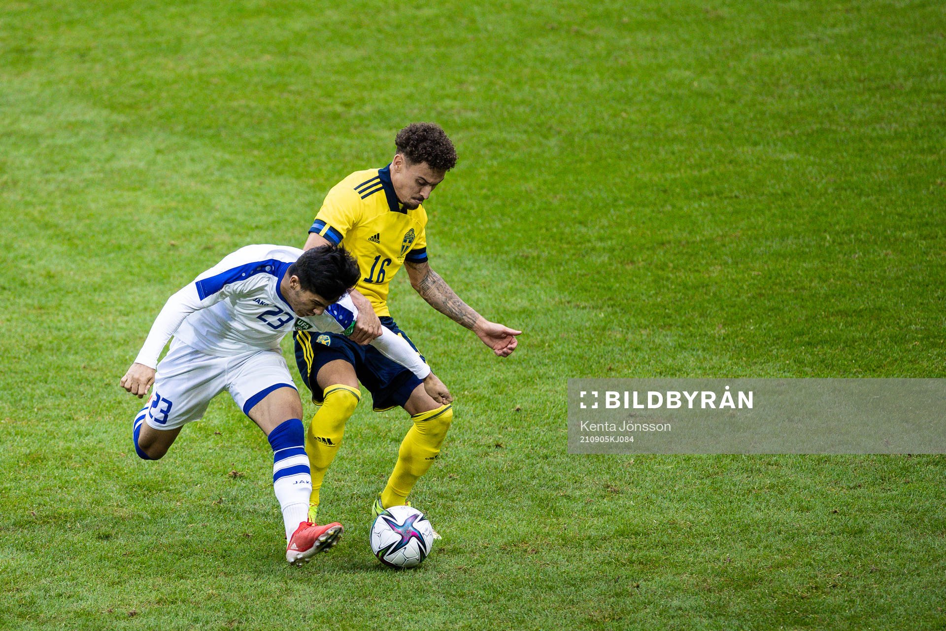 Ibrokhimkhalil Yuldoshev of Uzbekistan and Jordan Larsson