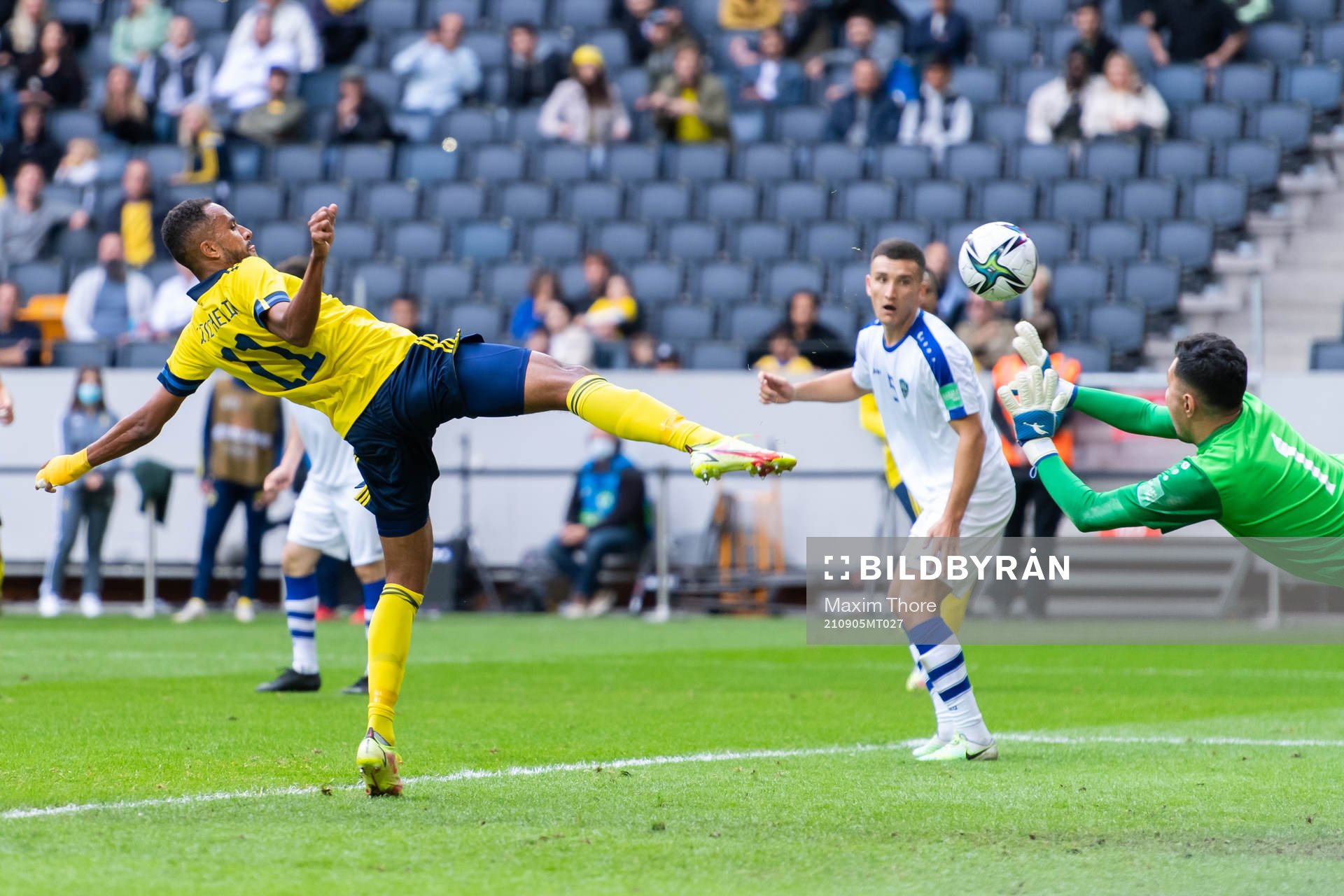 Isaac Kiese-Thelin of Sweden scores 2-0