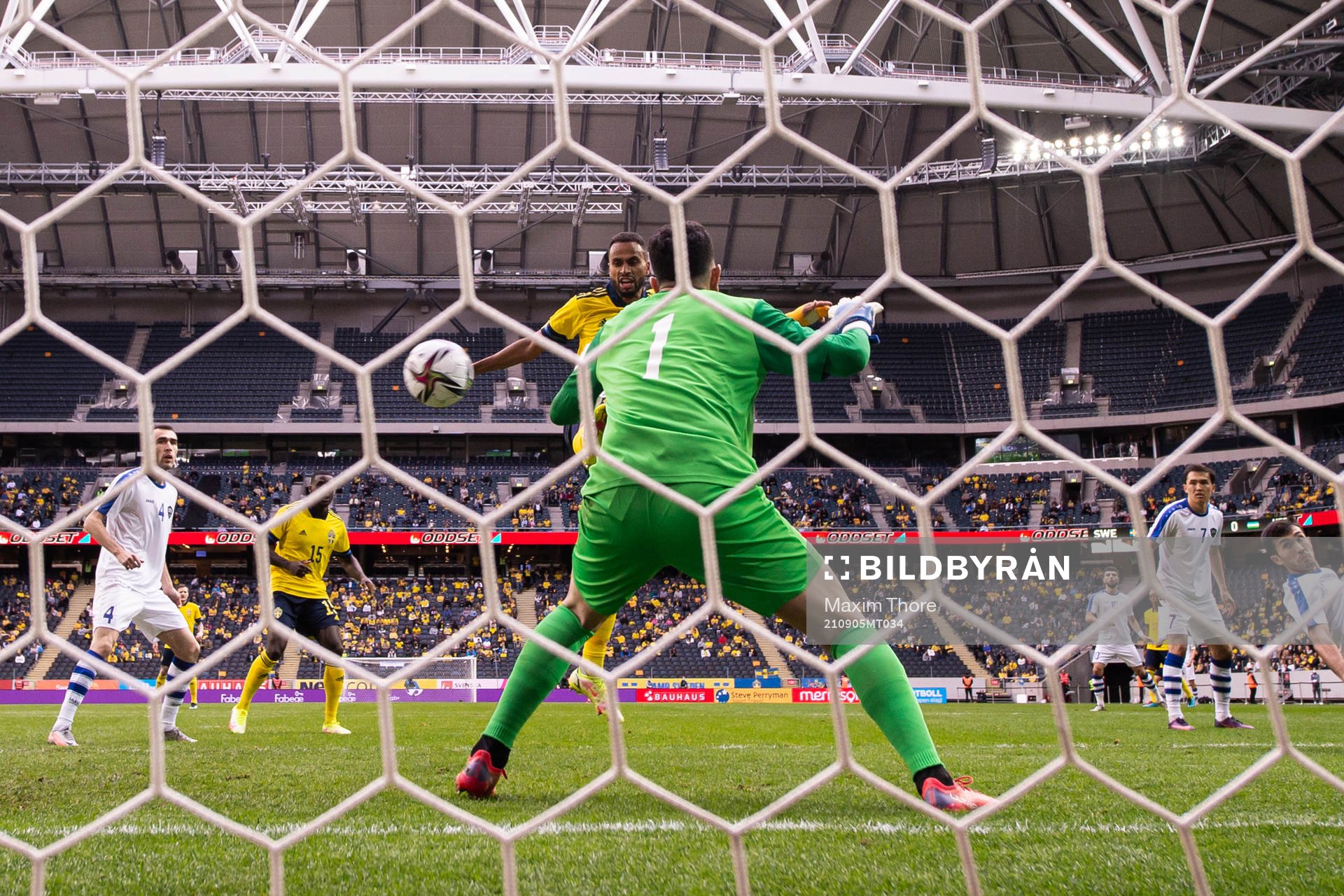 Isaac Kiese-Thelin of Sweden sees Robin Quaison (not