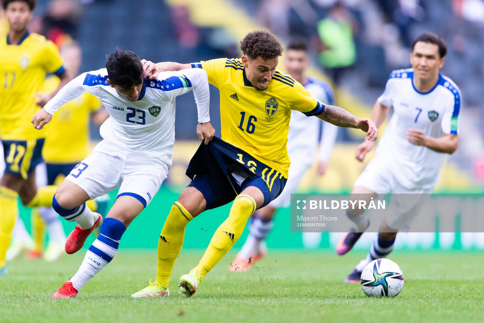 Ibrokhimkhalil Yuldoshev of Uzbekistan and Jordan Larsson