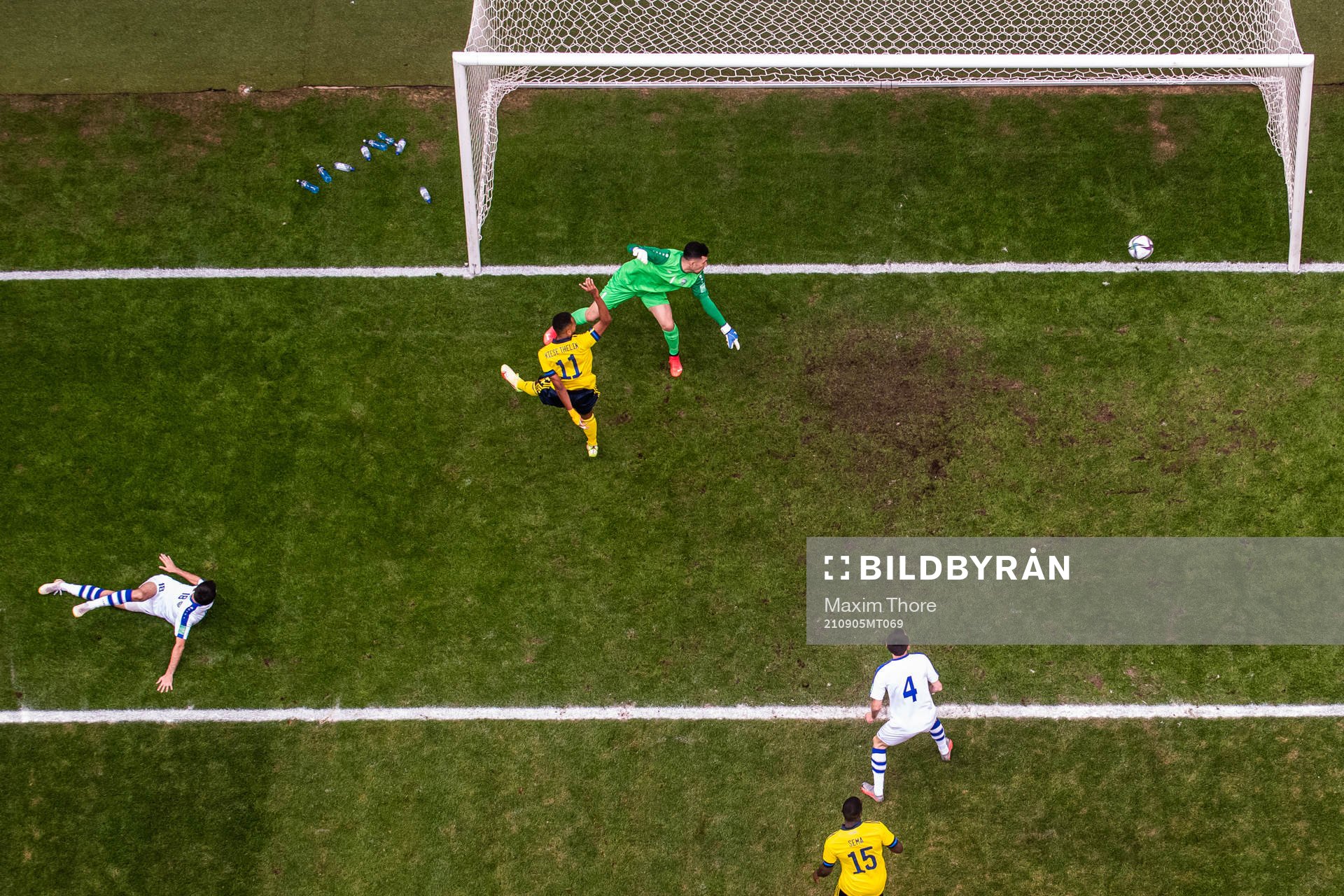 Isaac Kiese-Thelin of Sweden sees Robin Quaison (not