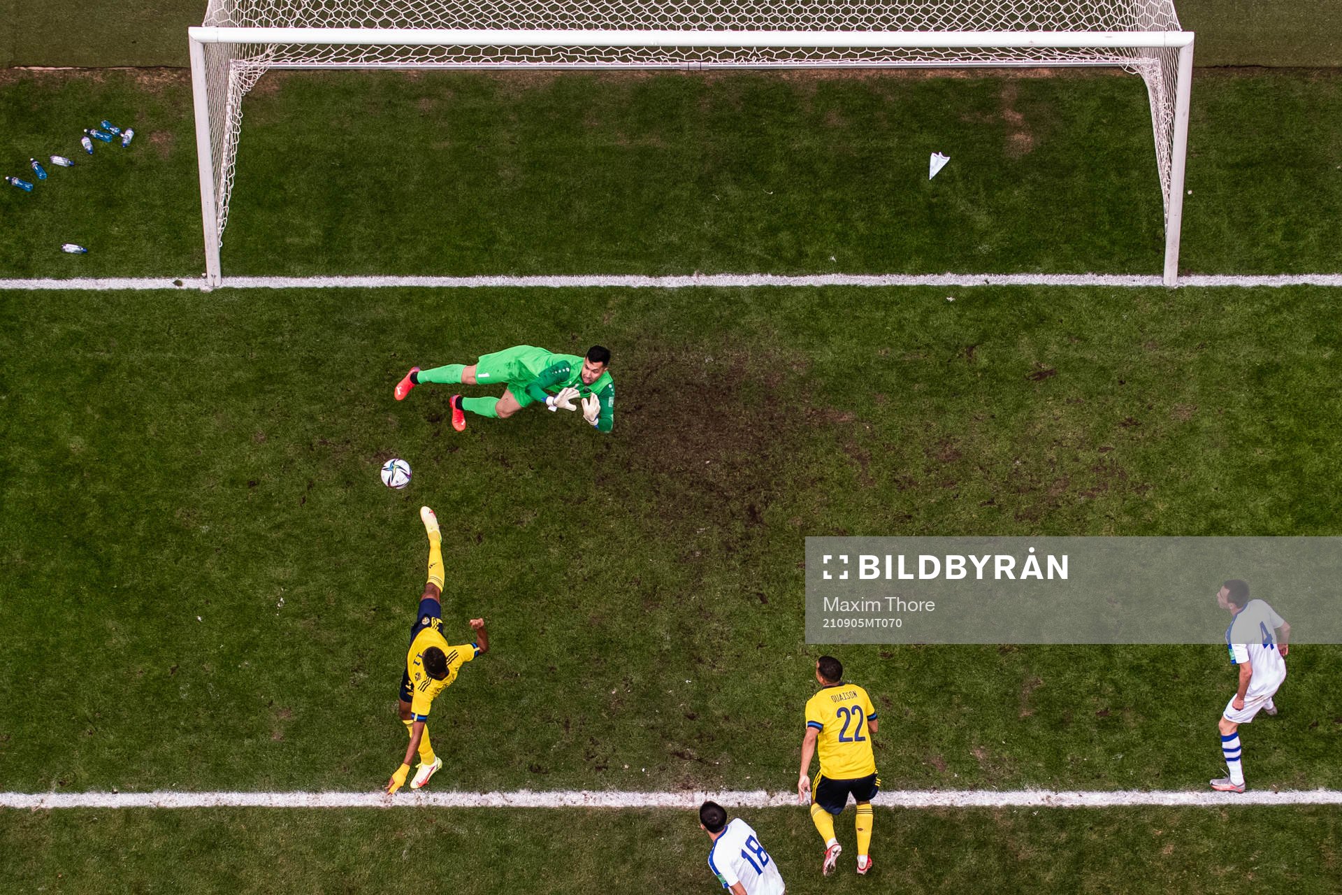 Isaac Kiese-Thelin of Sweden score the 2-0 goal behind
