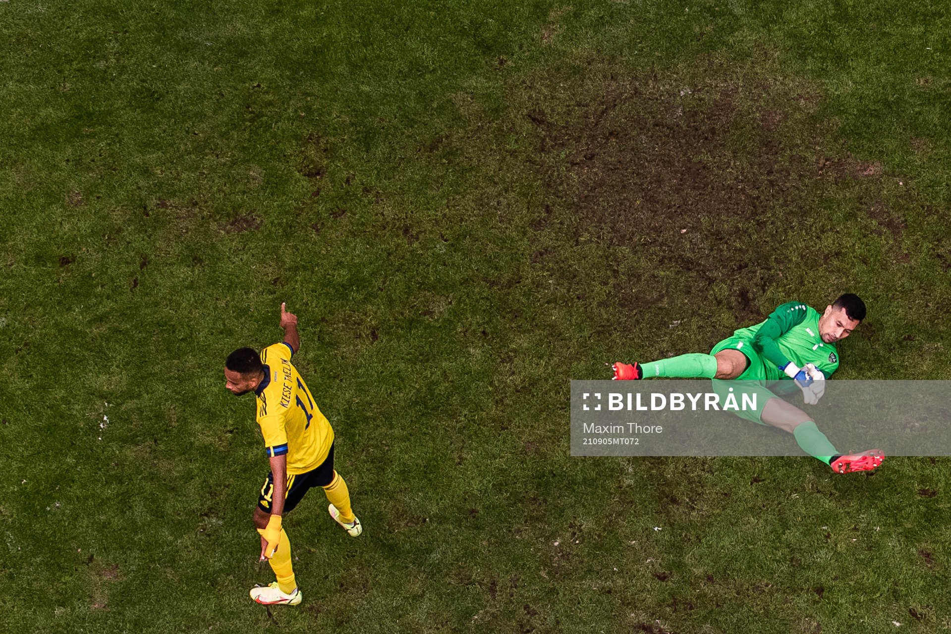Isaac Kiese-Thelin of Sweden celebrate