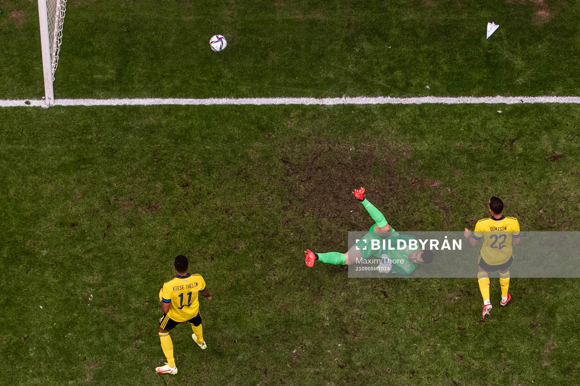 Isaac Kiese-Thelin of Sweden score the 2-0 goal behind