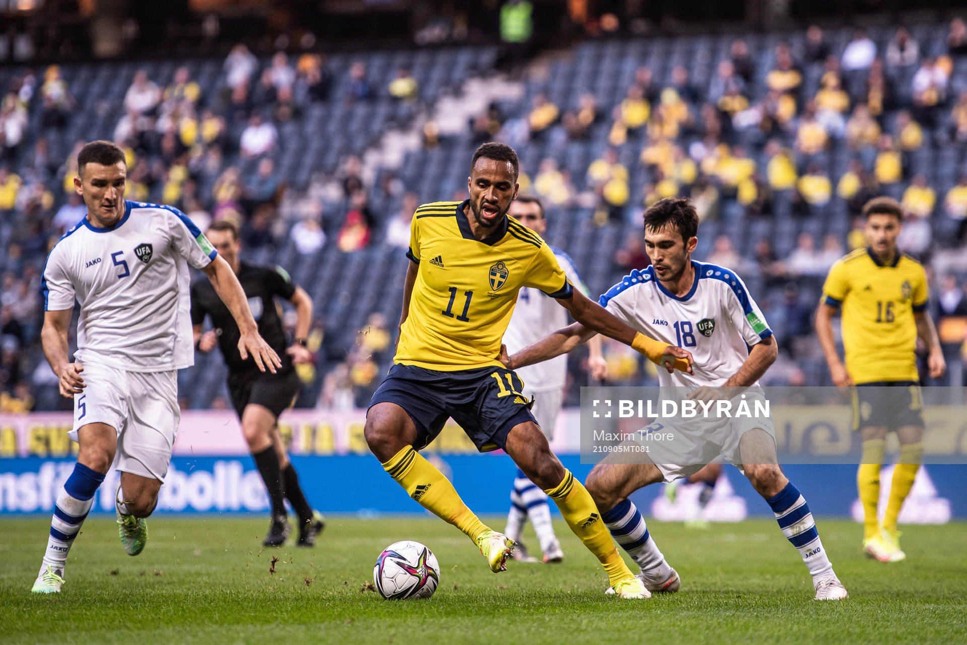Isaac Kiese-Thelin of Sweden against Abdulla Abdullaev of