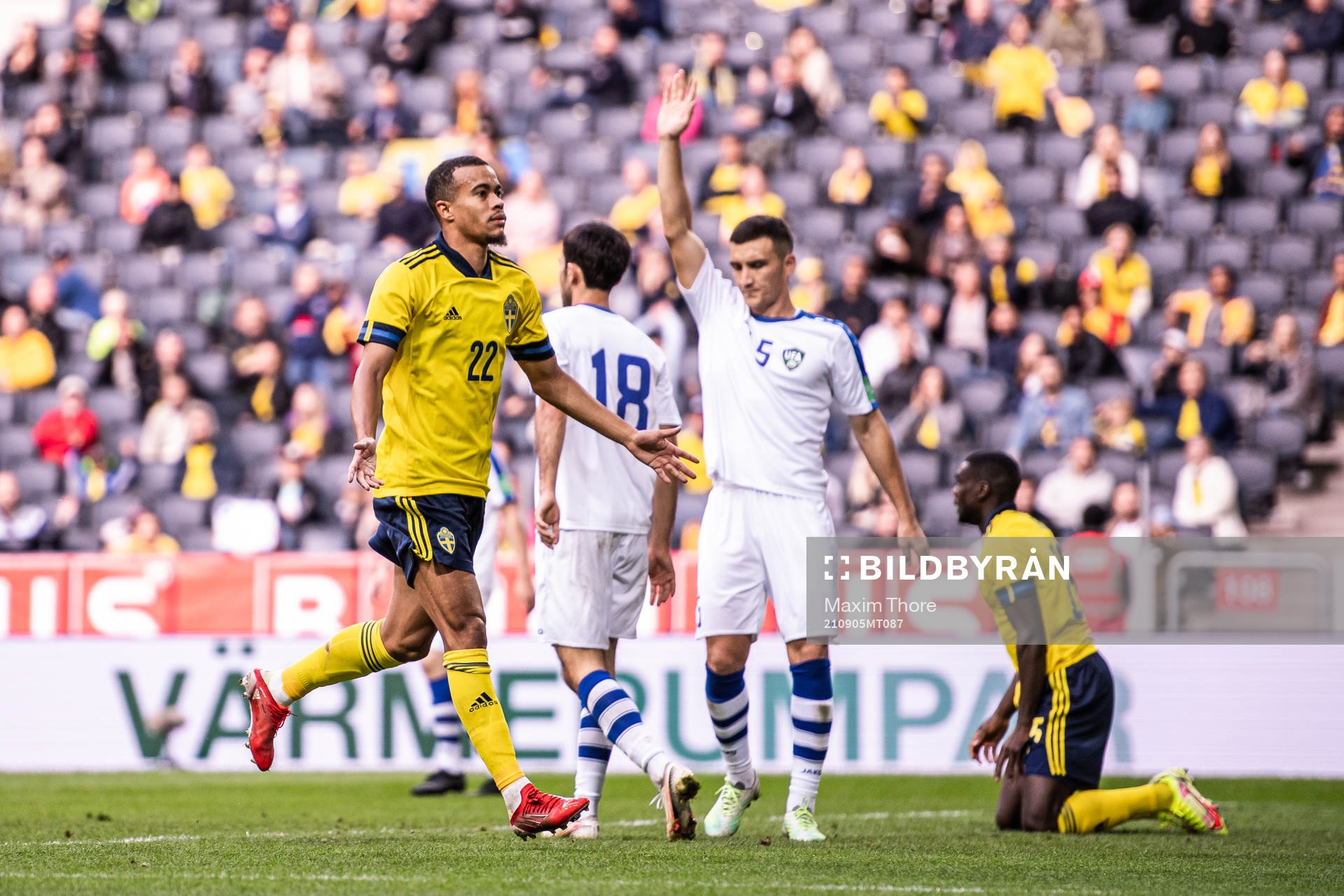 Robin Quaison of Sweden celebrates