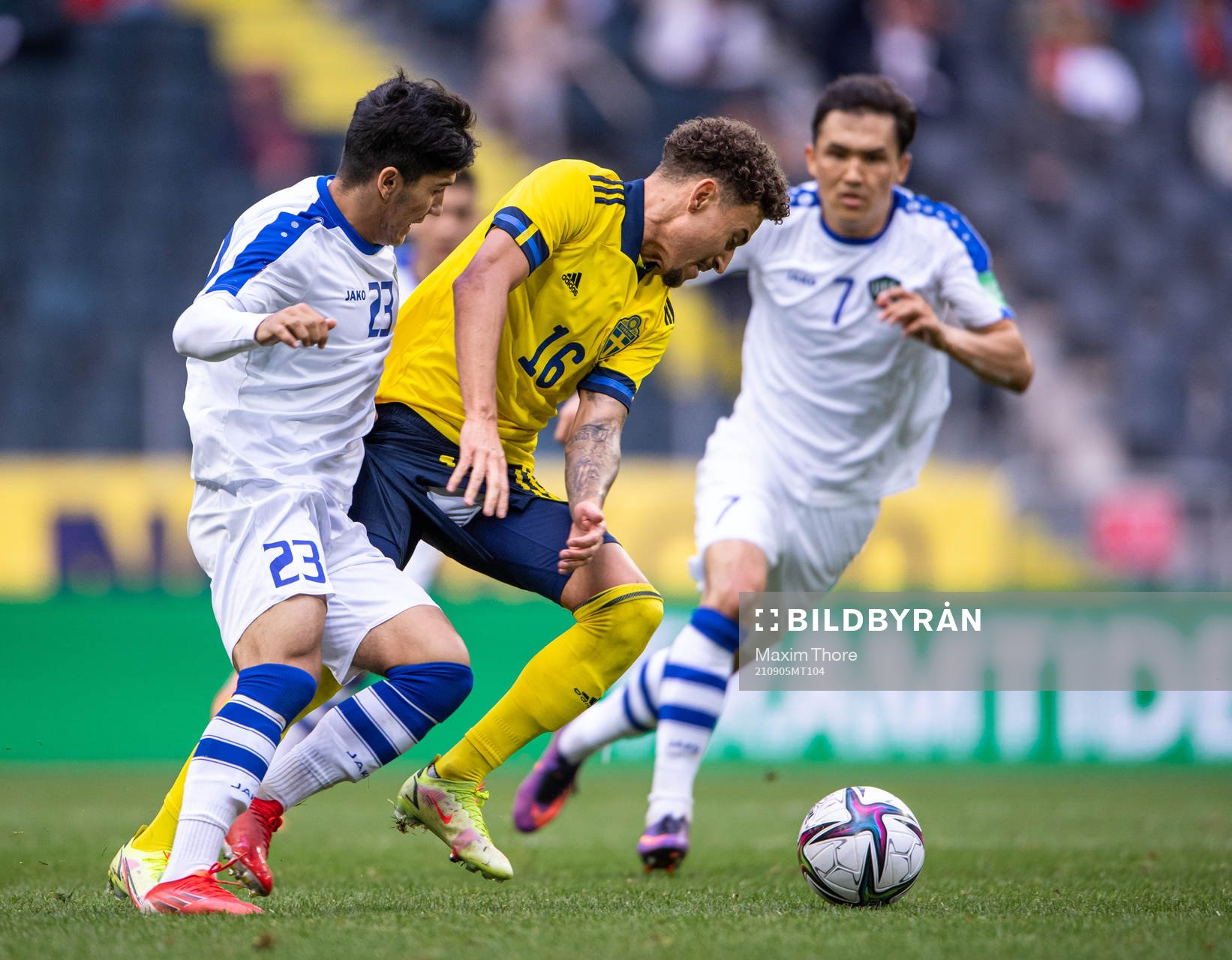 Ibrokhimkhalil Yuldoshev of Uzbekistan and Jordan Larsson
