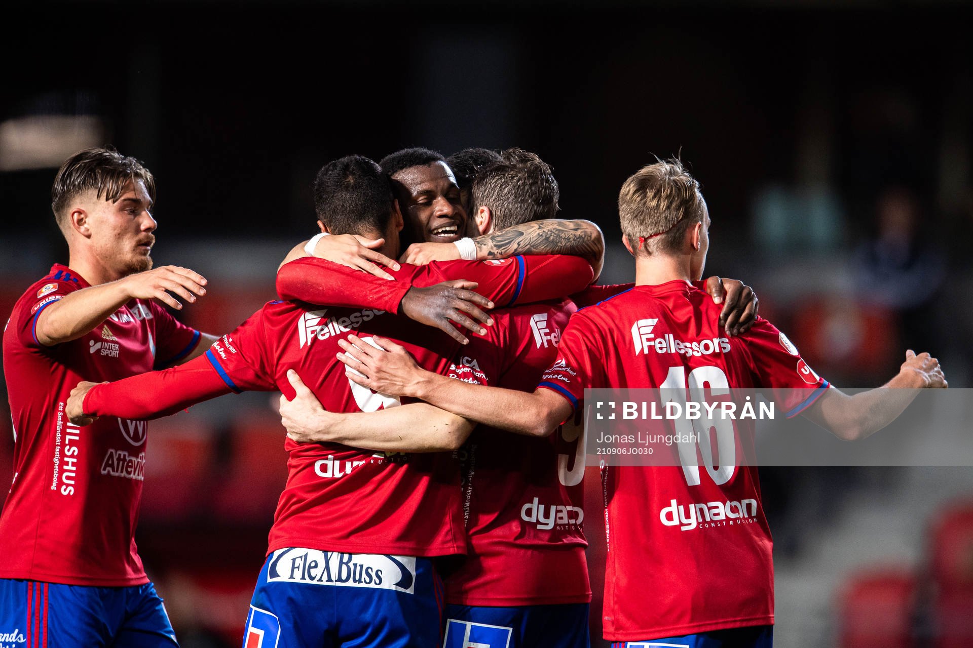 Östers spelare jublar efter 1-0 under fotbollsmatchen i Superettan mellan Öster och Västerås SK den 6 september 2021 i Växjö. 