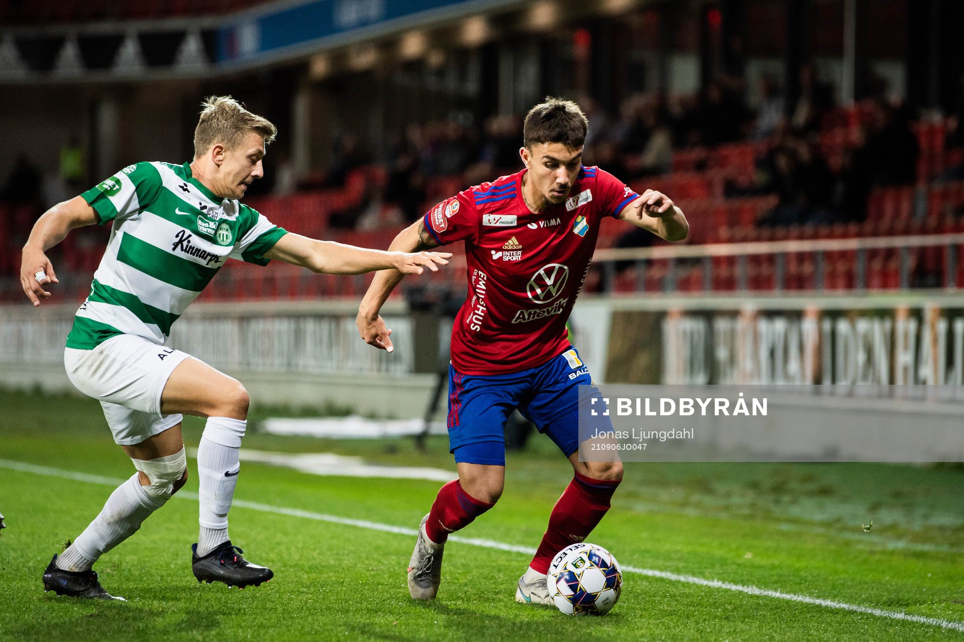 Västerås Simon Gefvert och Östers Alen Zahirovic under fotbollsmatchen i Superettan mellan Öster och Västerås SK den 6 september 2021 i Växjö. 