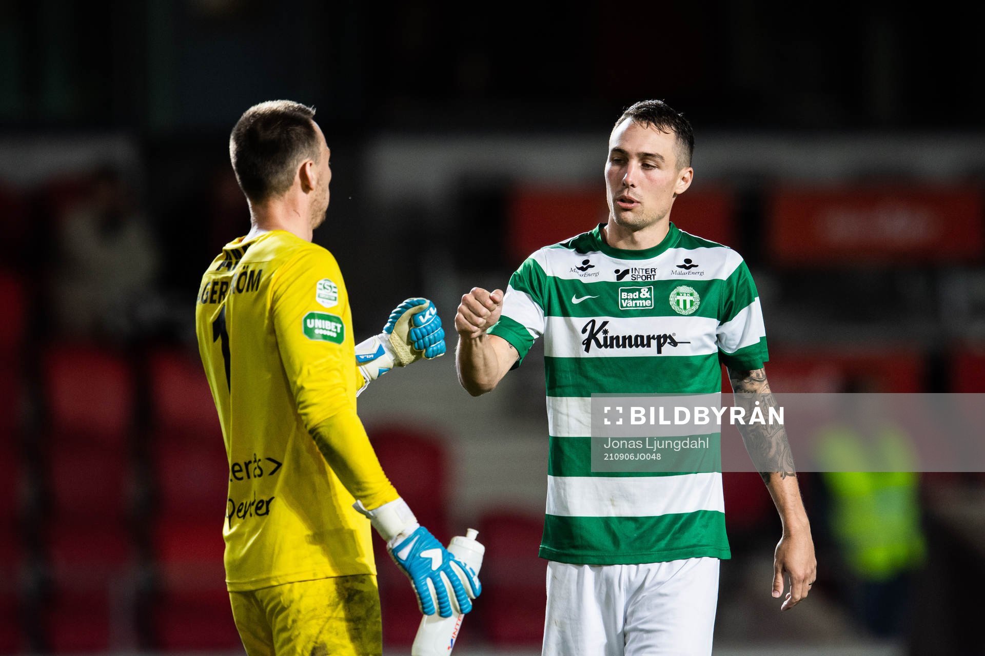 Västerås målvakt Anton Fagerström och Filip Tronét efter fotbollsmatchen i Superettan mellan Öster och Västerås SK den 6 september 2021 i Växjö. 