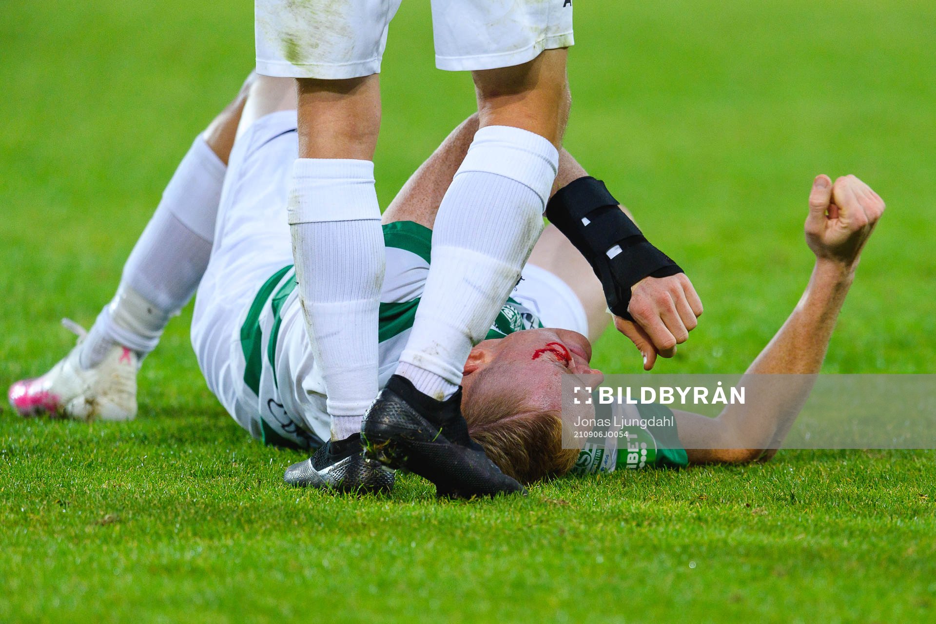 Västerås David Engström ligger skadad på planen