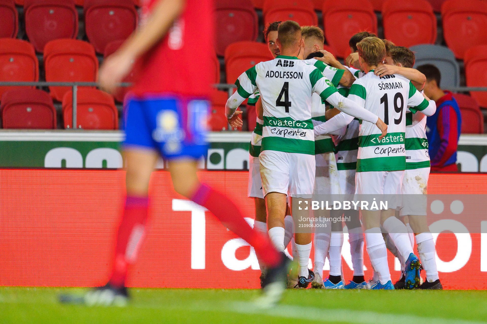 Västerås spelare jublar efter mål 1-1 under fotbollsmatchen i Superettan mellan Öster och Västerås SK den 6 september 2021 i Växjö. 