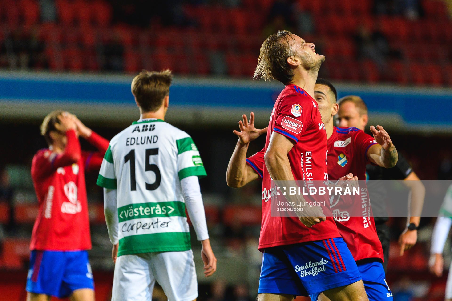 Östers Månz Berg jublar när han skjuter bollen i mål (ej mål) under fotbollsmatchen i Superettan mellan Öster och Västerås SK den 6 september 2021 i Växjö. 