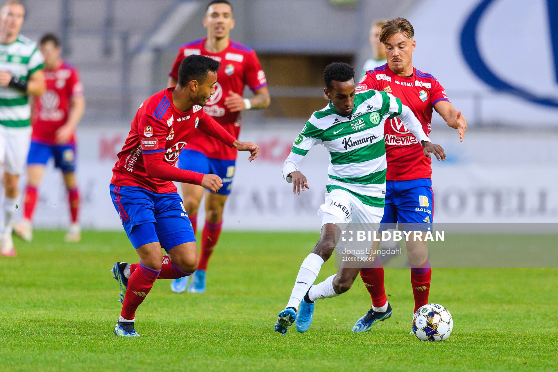 Västerås Taha Abdi Ali mellan Östers Marc Rochester