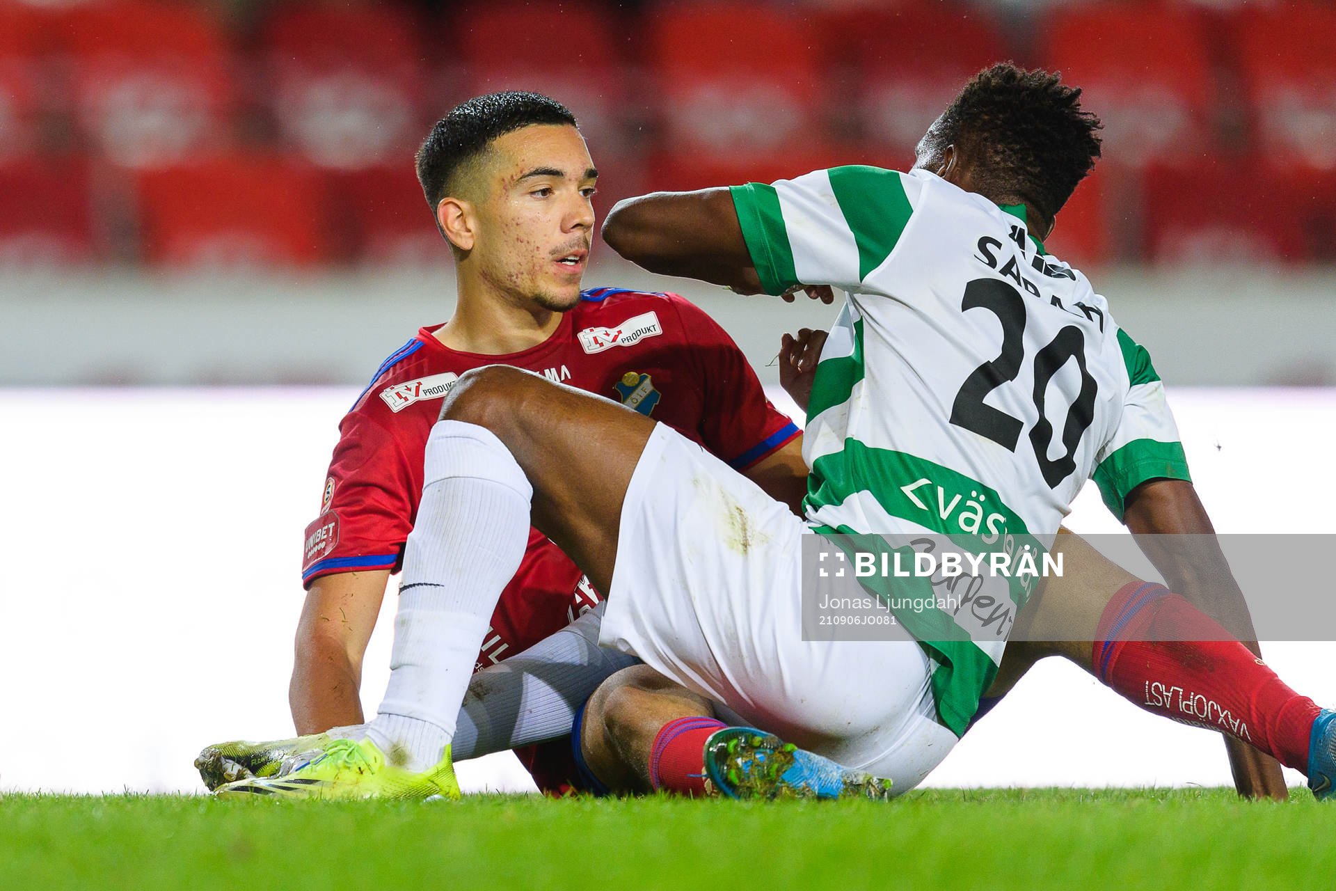 Östers Lucas Lima i kamp med Västerås Lawson Sabah under fotbollsmatchen i Superettan mellan Öster och Västerås SK den 6 september 2021 i Växjö.