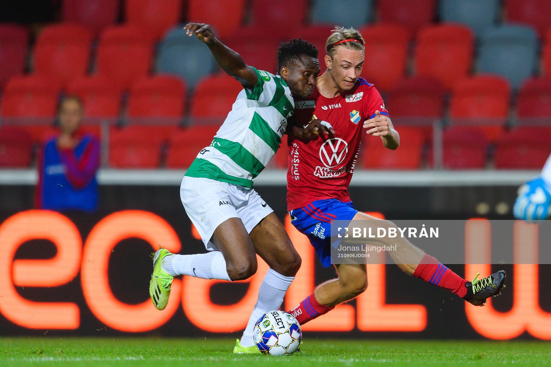 Västerås Lawson Sabah och Östers Isak Magnusson under fotbollsmatchen i Superettan mellan Öster och Västerås SK den 6 september 2021 i Växjö.