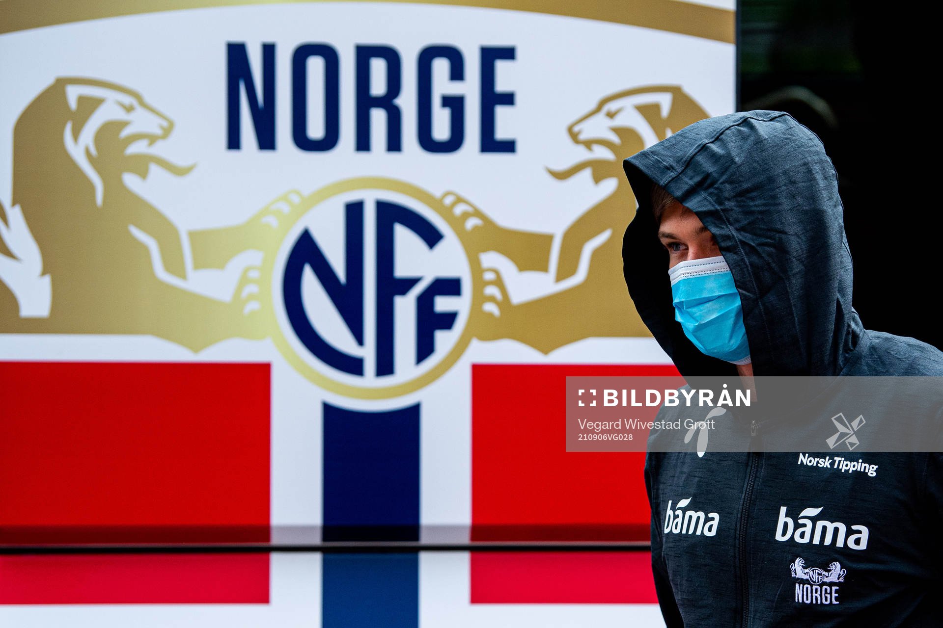 Goalkeeper Per Kristian Bråtveit of the Norwegian national football team arrives wearing a face mask ahead of a training session on September 6, 2021 in Oslo.