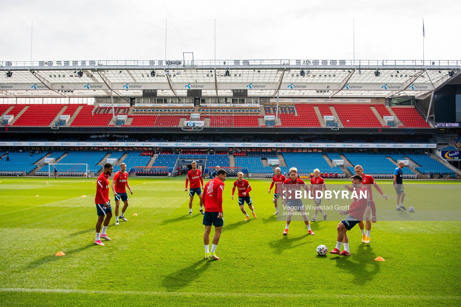 Kristian Thorstvedt, Aron Dønnum and players of the