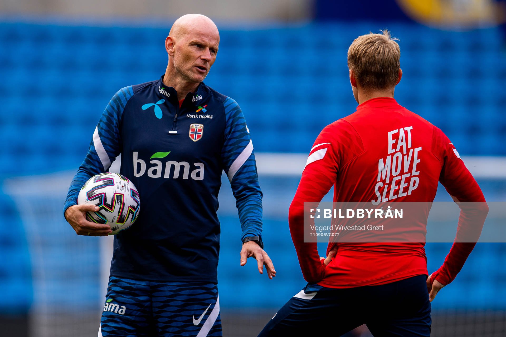 Ståle Solbakken, head coach of the Norwegian national football team, talks to Martin Ødegaard during a training session on September 6, 2021 in Oslo.