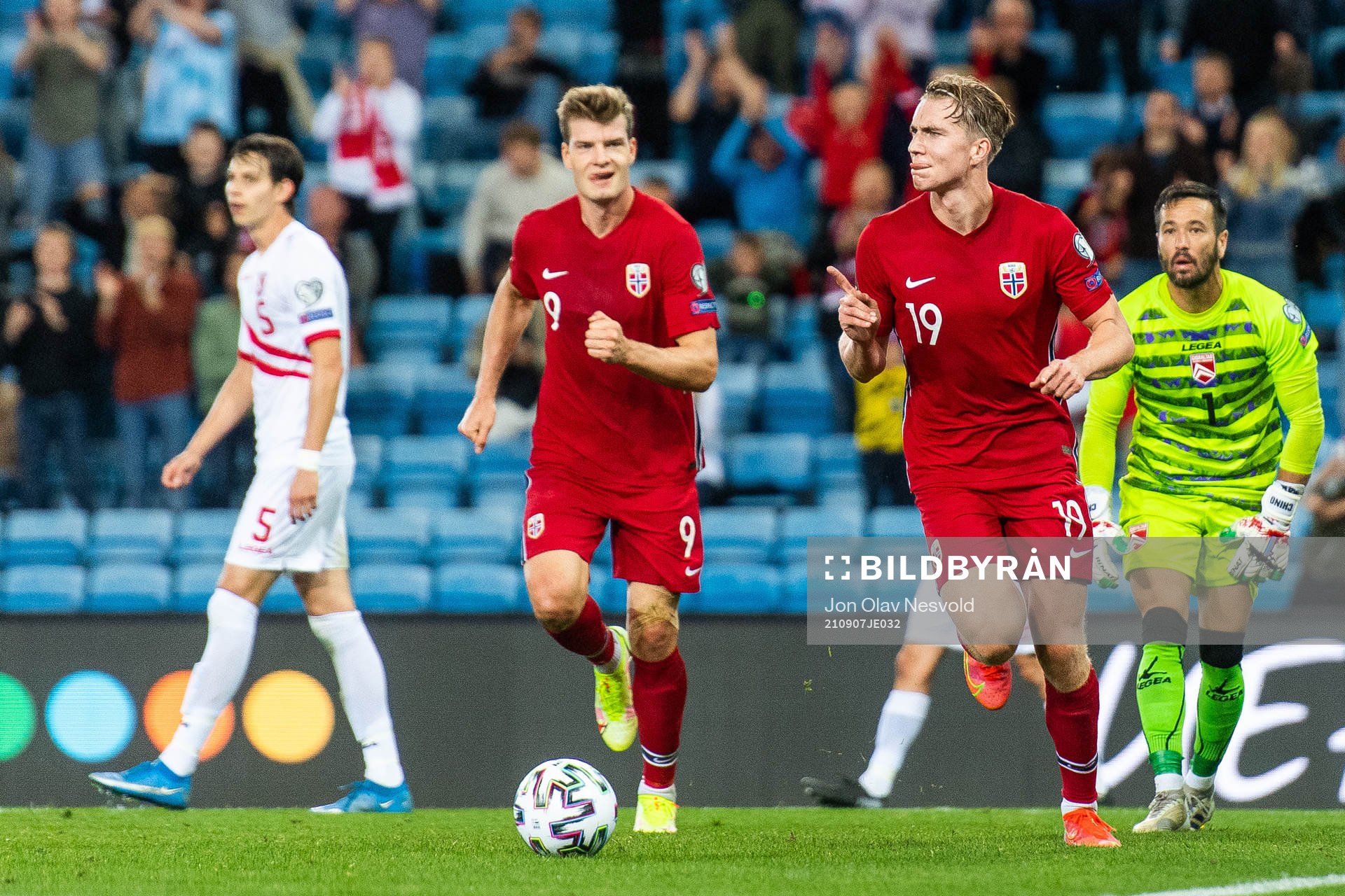 Alexander Sørloth and Kristian Thorstvedt of Norway