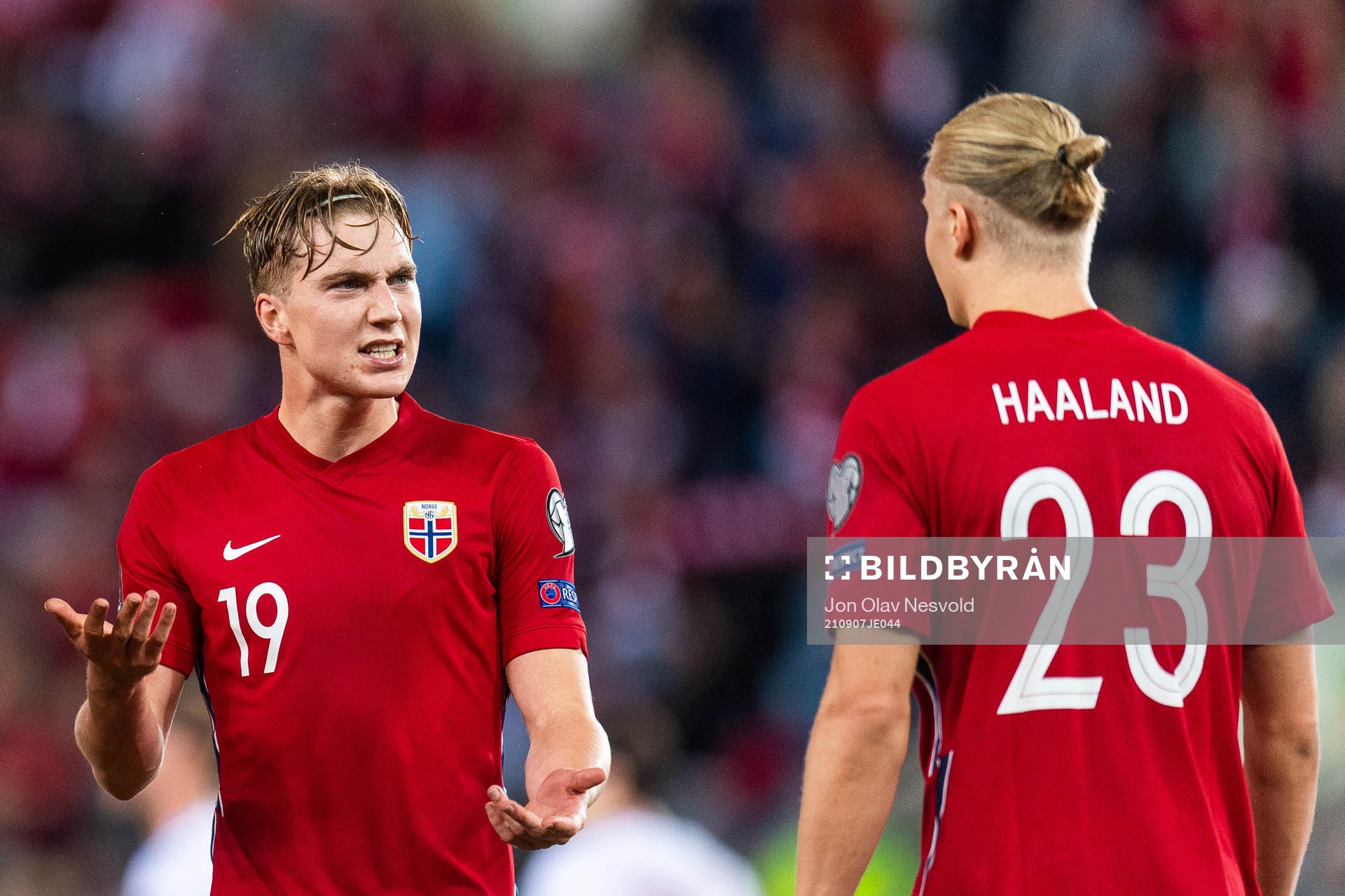 Kristian Thorstvedt celebrates with Erling Braut Haaland