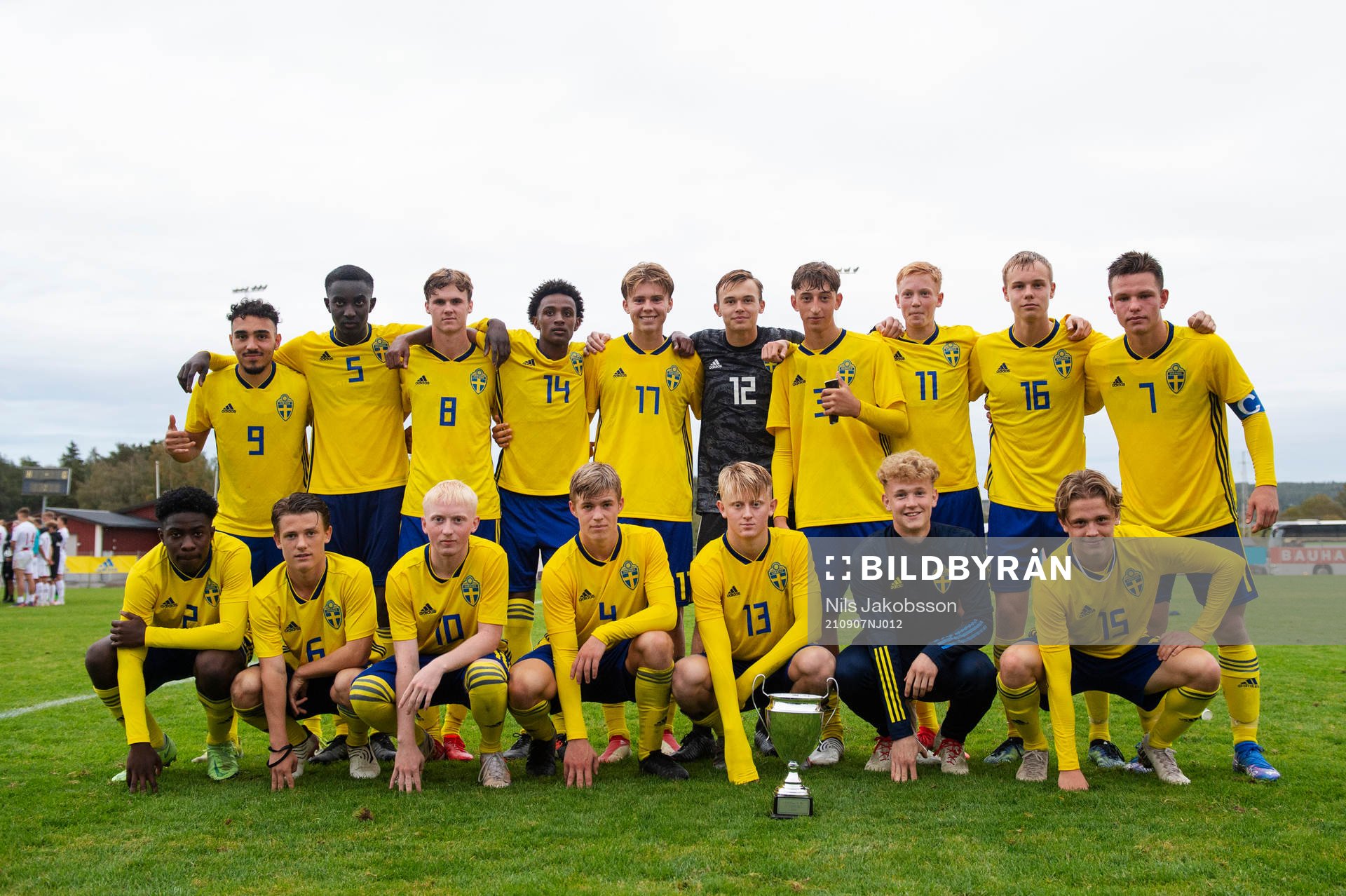 Bakre raden fr.v. Sveriges Alexandros Garcia Tsotidis, Peter Amoran, Williot Swedberg, Amar Abdirahman Ahmed, David Perez, målvakt André Picornell, Jonas Rouhi, Hugo Larsson, Victor Säfsten och Wilgot Marshage. Främre raden fr.v. Raymond Adjei, Melwin Berg, Pontus Carlsson, Felix Eriksson, Elias Nordström, målvakt Tobias Hellström, Rasmus Granath, under fotbollsmatchen i fyrnationsturneringen för P17 i fotboll mellan Sverige och Danmark den 7 september 2021 i Sundsvall.