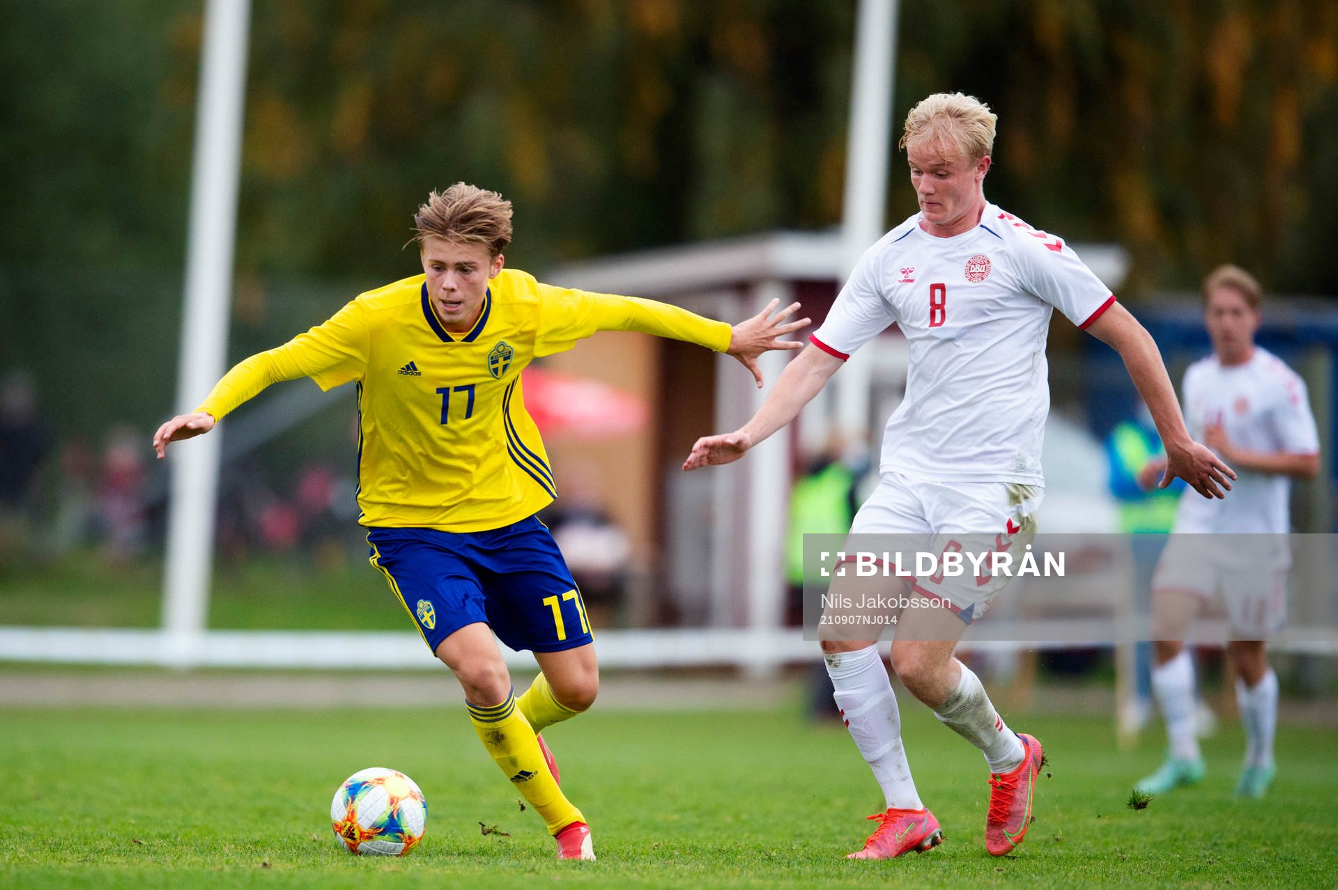 Sveriges David Perez och Danmarks Lauge Sandgrav under fotbollsmatchen i fyrnationsturneringen för P17 i fotboll mellan Sverige och Danmark den 7 september 2021 i Sundsvall.
