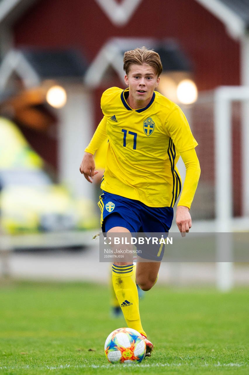Sveriges David Perez under fotbollsmatchen i fyrnationsturneringen för P17 i fotboll mellan Sverige och Danmark den 7 september 2021 i Sundsvall. 