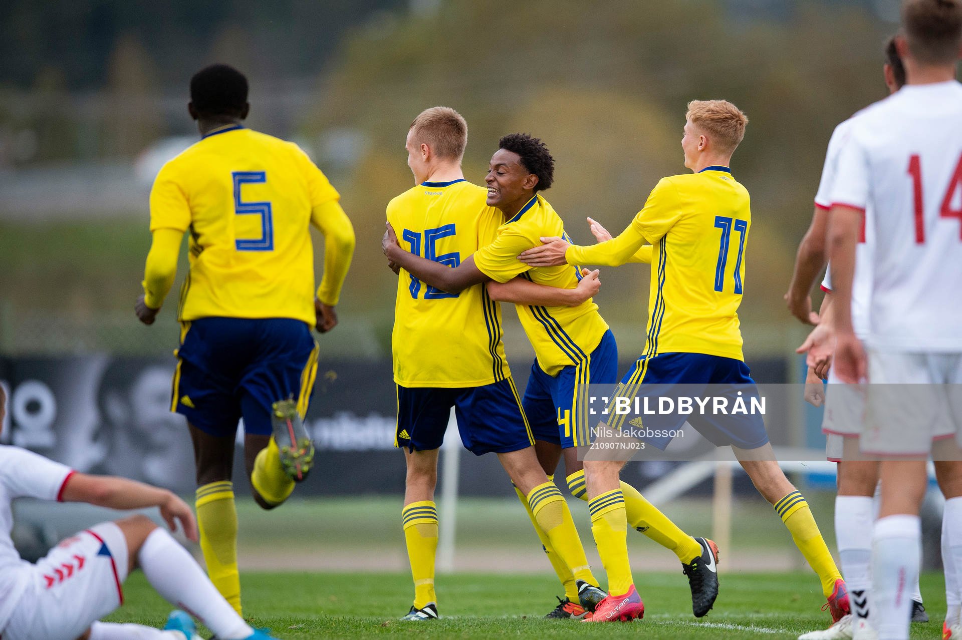 Sveriges Victor Säfsten gör 2-1 och jublar med Amar Abdirahman Ahmed och Hugo Larsson under fotbollsmatchen i fyrnationsturneringen för P17 i fotboll mellan Sverige och Danmark den 7 september 2021 i Sundsvall.