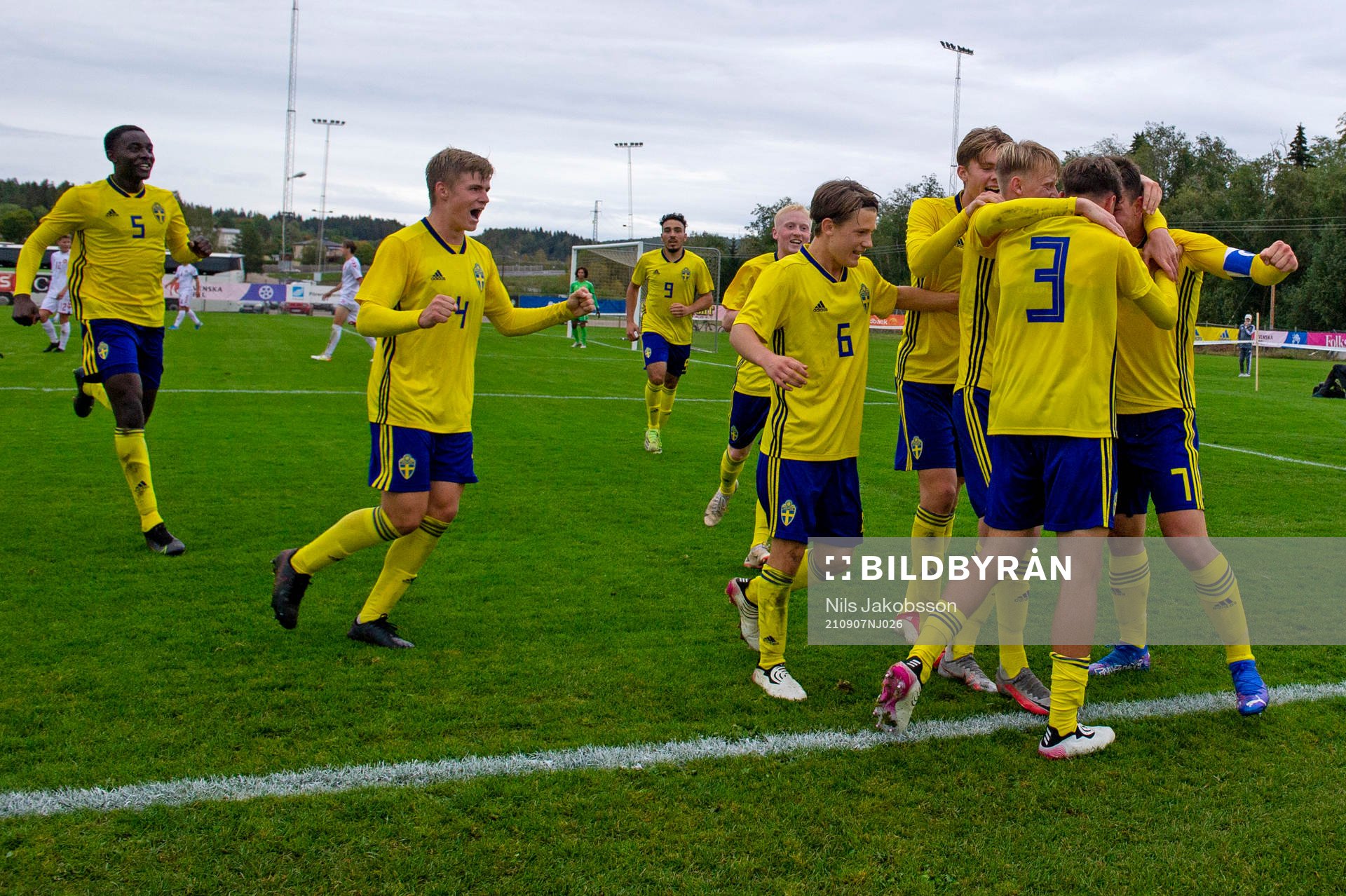 Sveriges spelare jublar efter 1-1 under fotbollsmatchen i fyrnationsturneringen för P17 i fotboll mellan Sverige och Danmark den 7 september 2021 i Sundsvall.